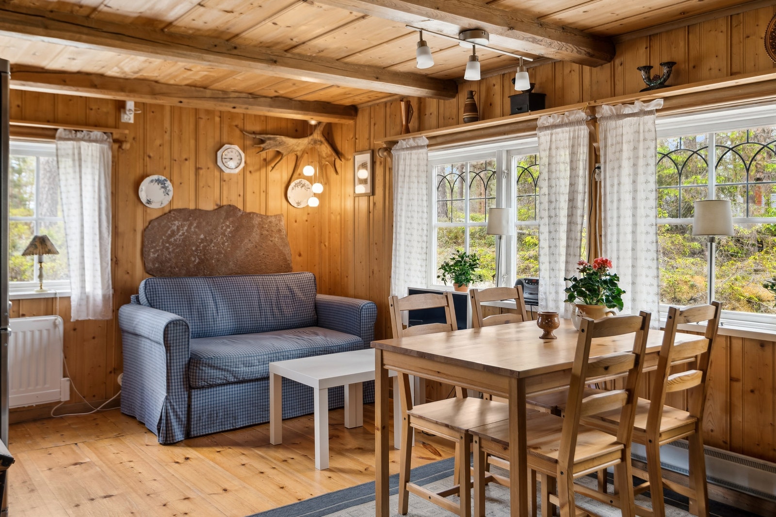 Spisestue med plass til flere, ideell for lange middager etter en dag ute. Galleribilde