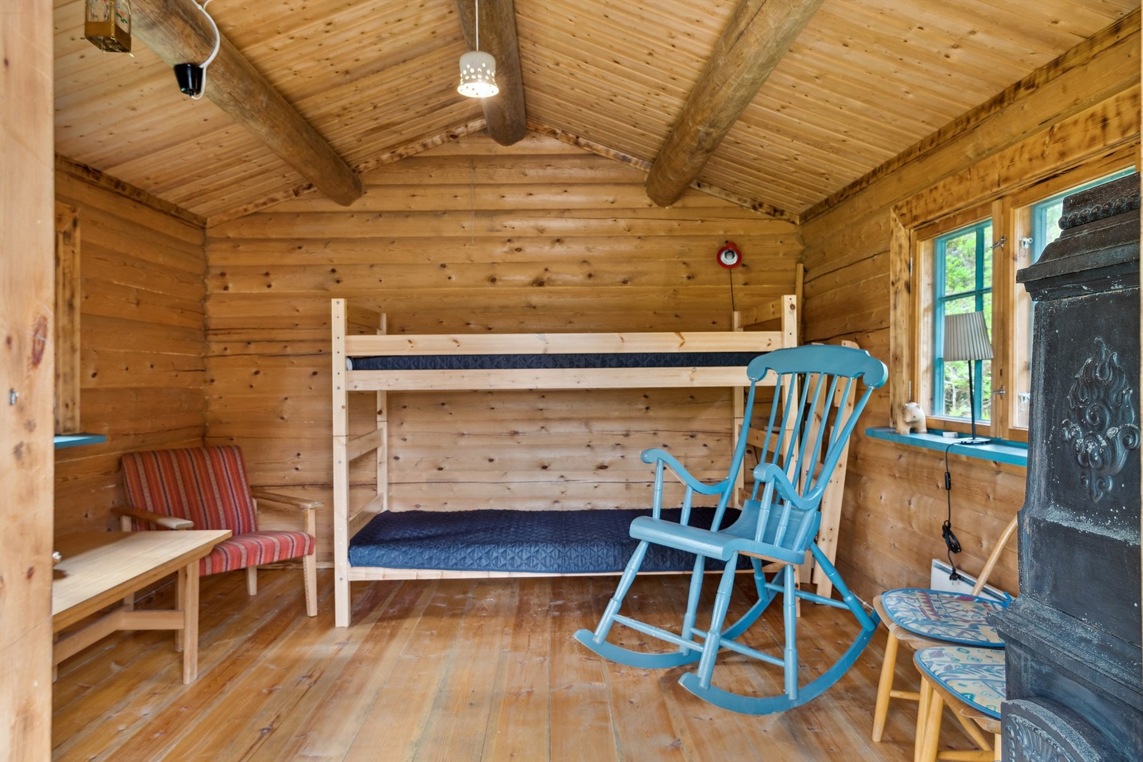 Innvendig byr annekset på koselig allrom med plass til både senger og sittegruppe. Galleribilde