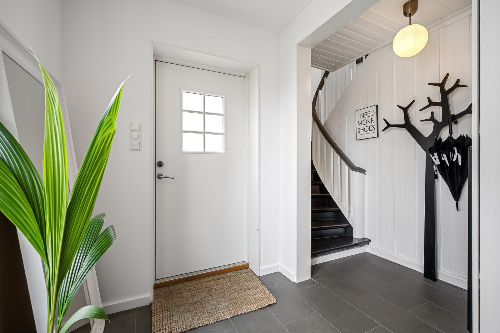 Egen inngang til leiligheten i 1.etasje Galleribilde