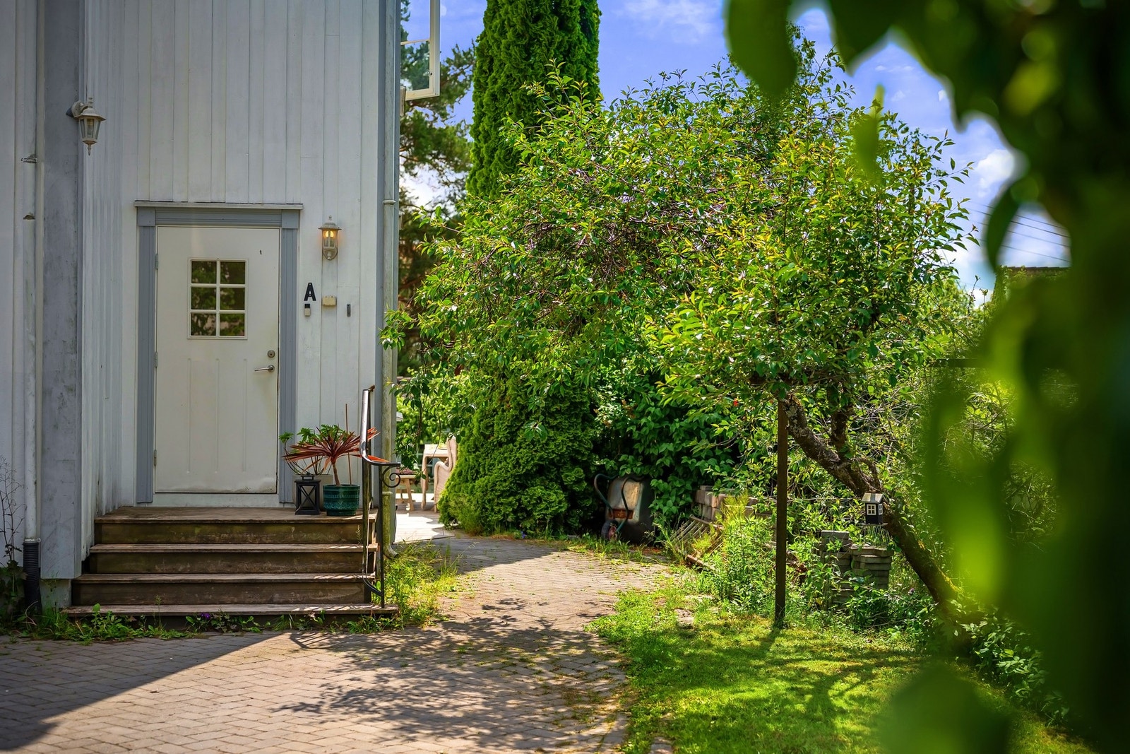 Eget Inngangsparti til leiligheten i 1.etasje. Galleribilde