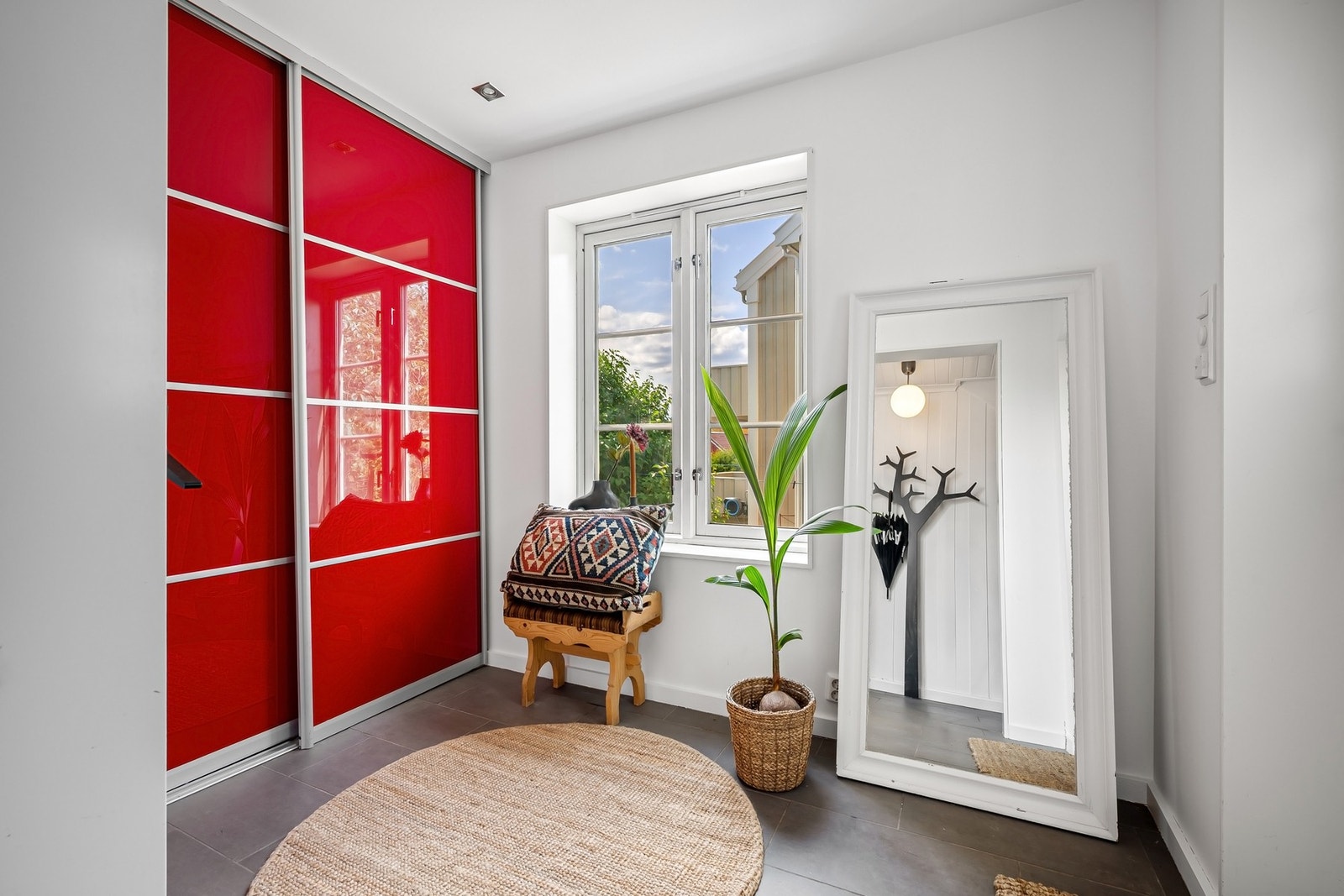 Entréen er romslig og har stor skyvedørsgarderobe Galleribilde