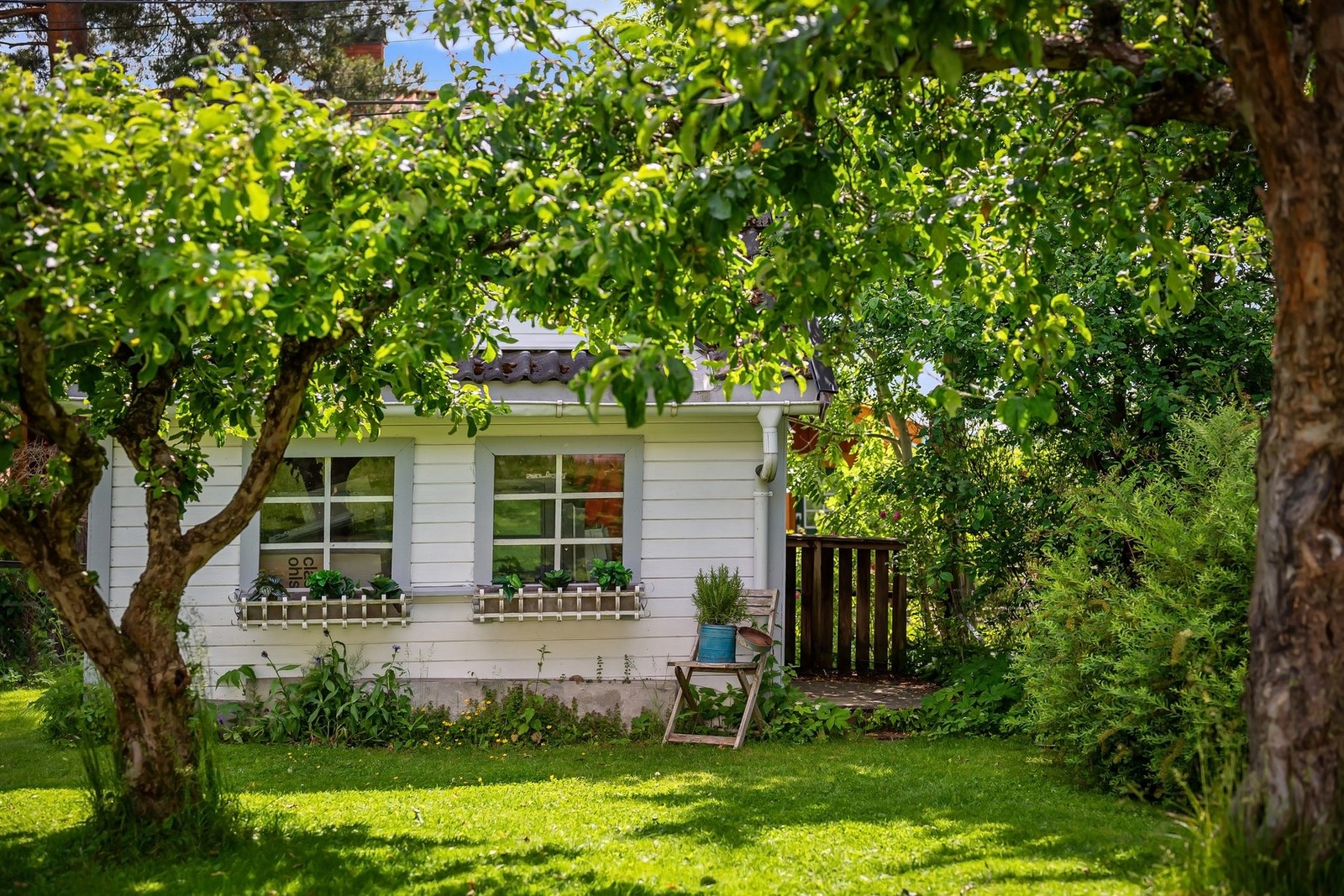 Den frittstående uteboden i bakkant av hagen disponeres av leiligheten alene Galleribilde
