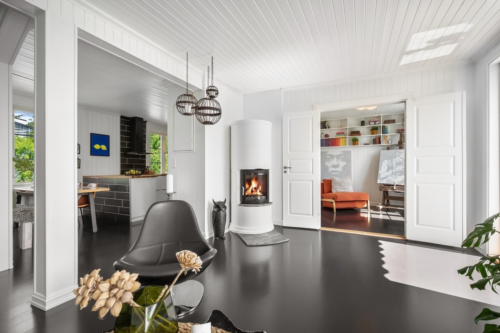 Energieffektiv peisovn bidrar med varme og en lun atmosfære Galleribilde