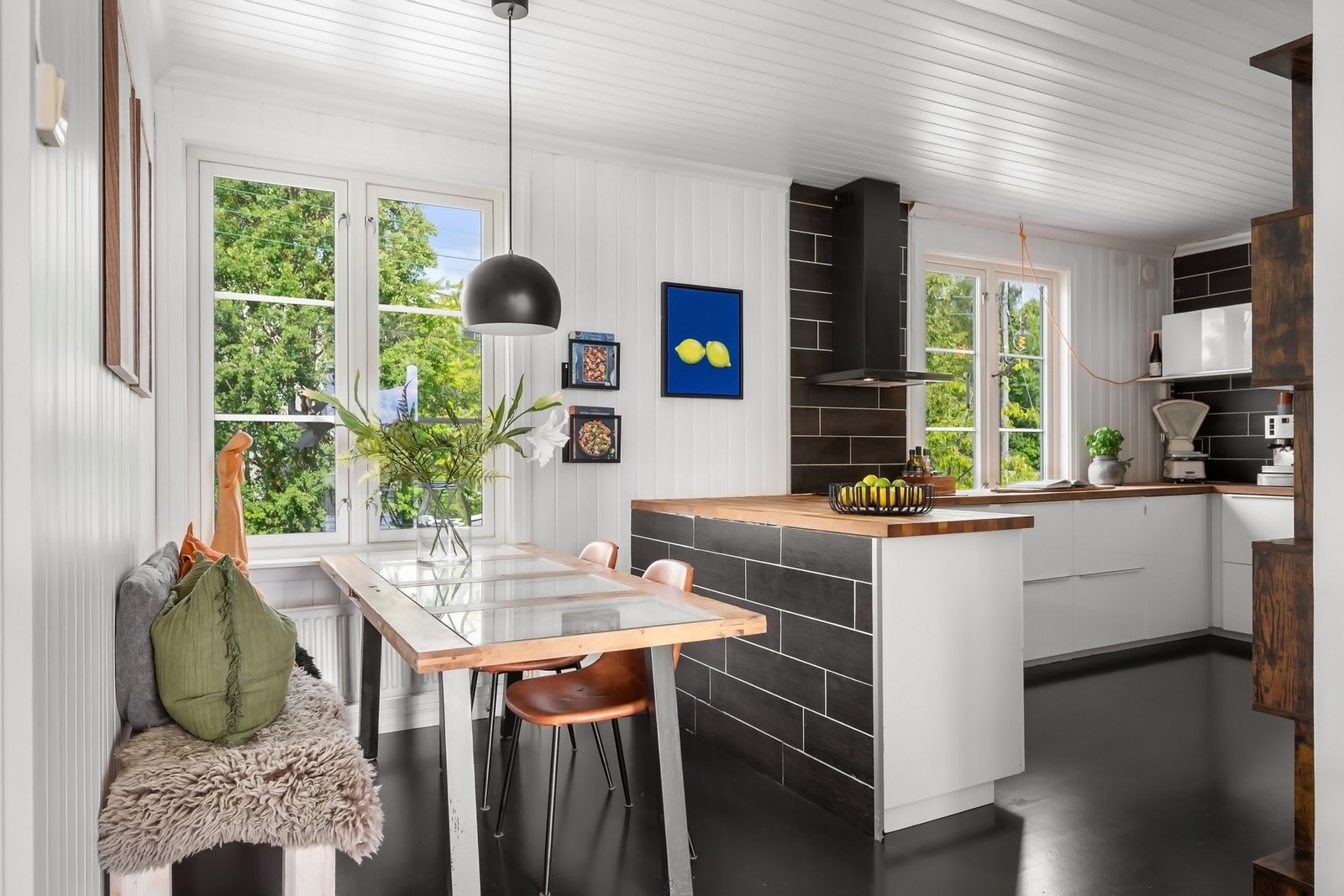 Spisestue/kjøkken i åpen løsning Galleribilde