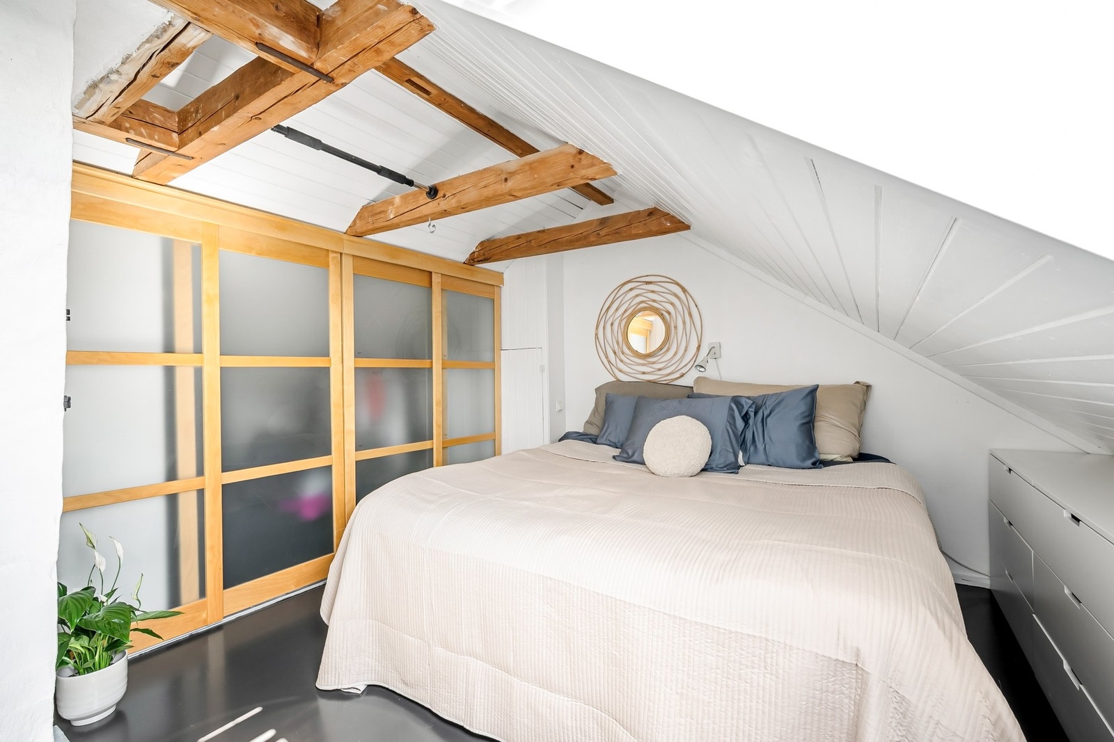 Innredet soverom på loft (ikke godkjent for varig opphold) Galleribilde