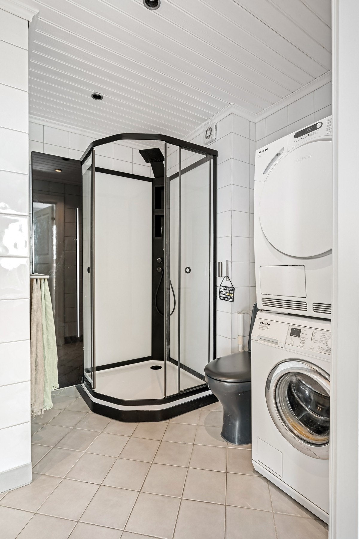 Lyst baderom med opplegg for vaskemaskin Galleribilde