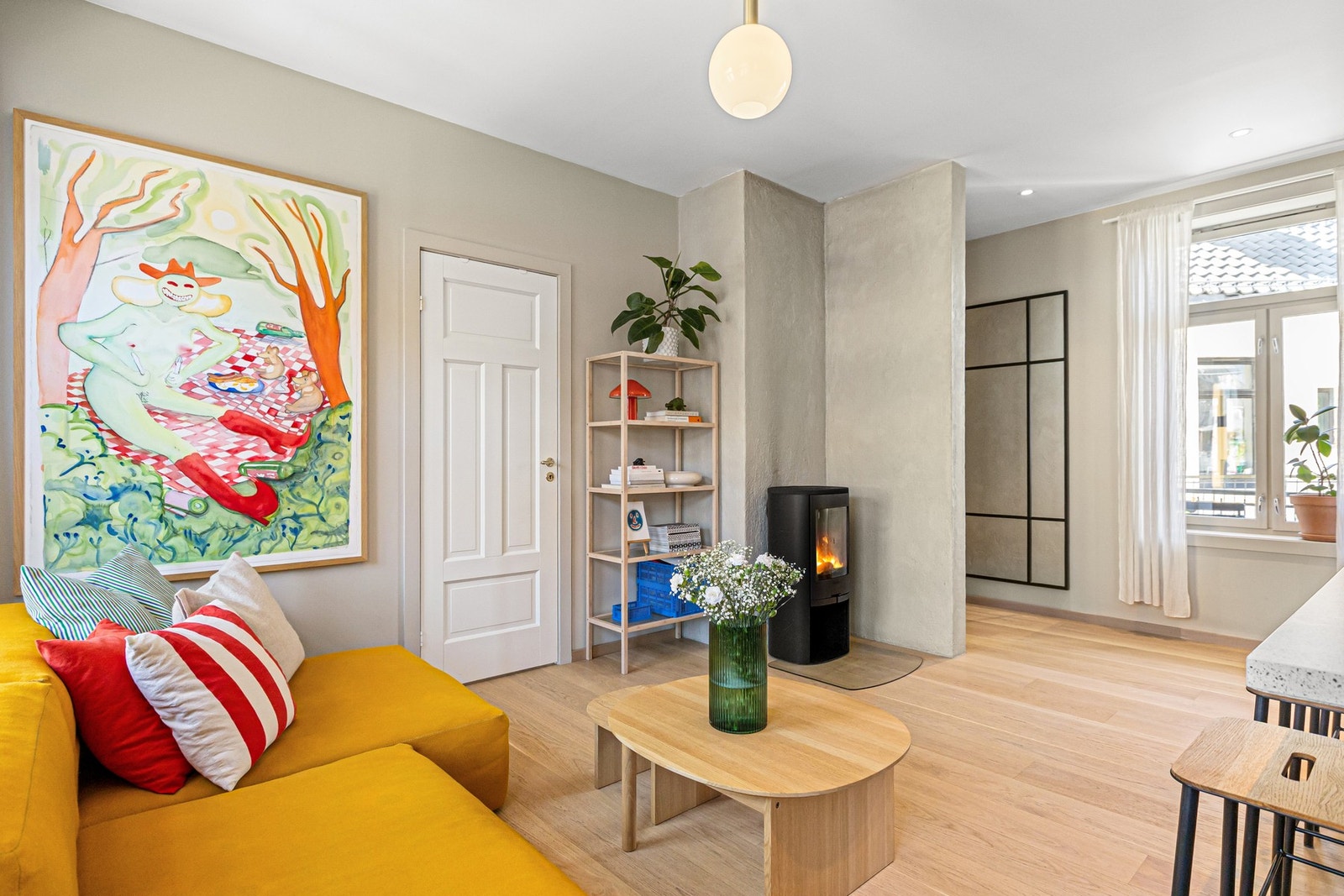 Det er enstavs parkett på gulv og nøytrale malte vegger for et elegant og tidløst utseende. Galleribilde