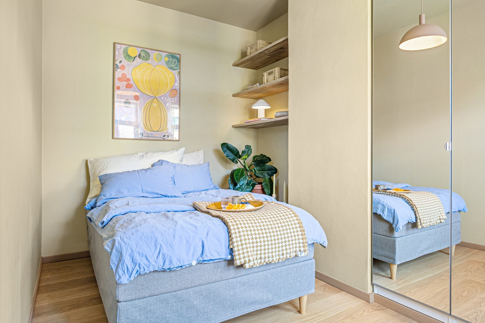 Det andre soverommet har også plass til alt en skulle trenge, og er utstyrt med garderobeskap med speilfronter. Galleribilde