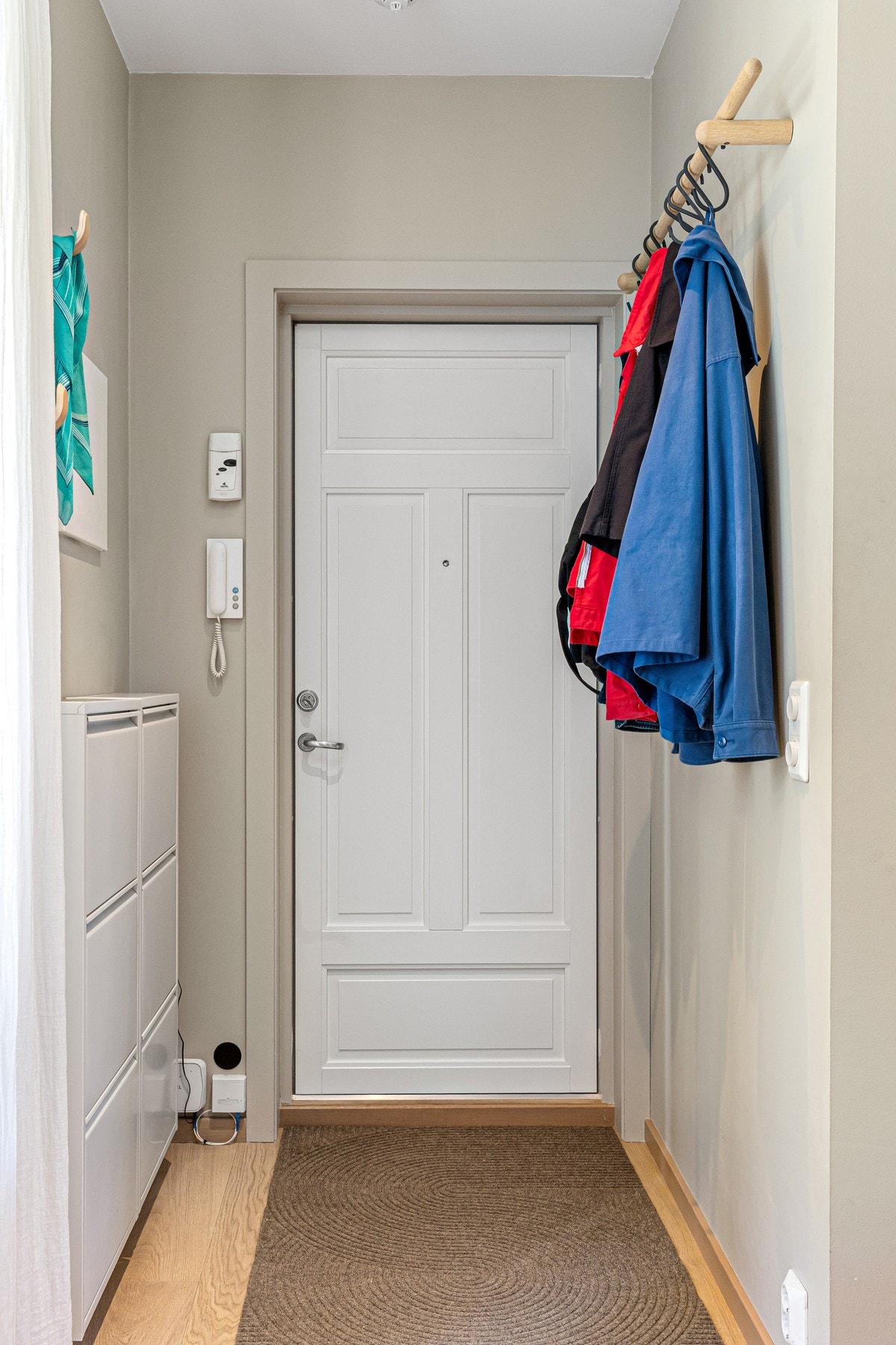 Det er god plass for oppheng av yttertøy og oppbevaring av sko. Galleribilde