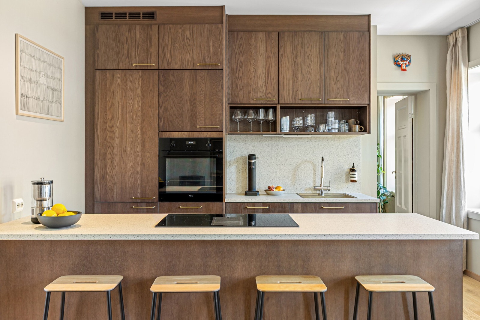 Pent og innholdsrikt Huseby-kjøkken fra 2021. Galleribilde