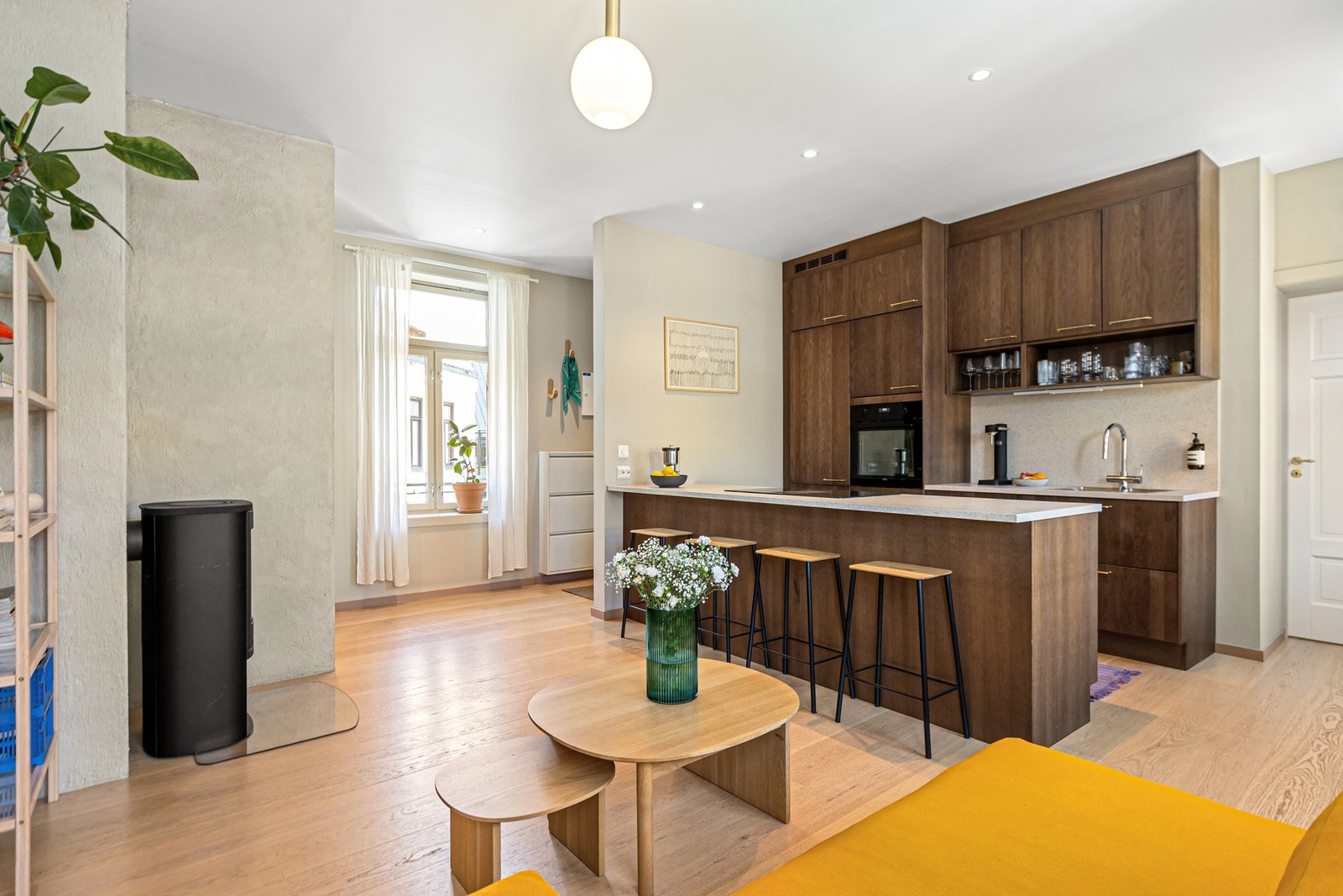 Moderne kjøkken i åpen løsning mot stuen skaper en sosial atmosfære til rommet. Galleribilde