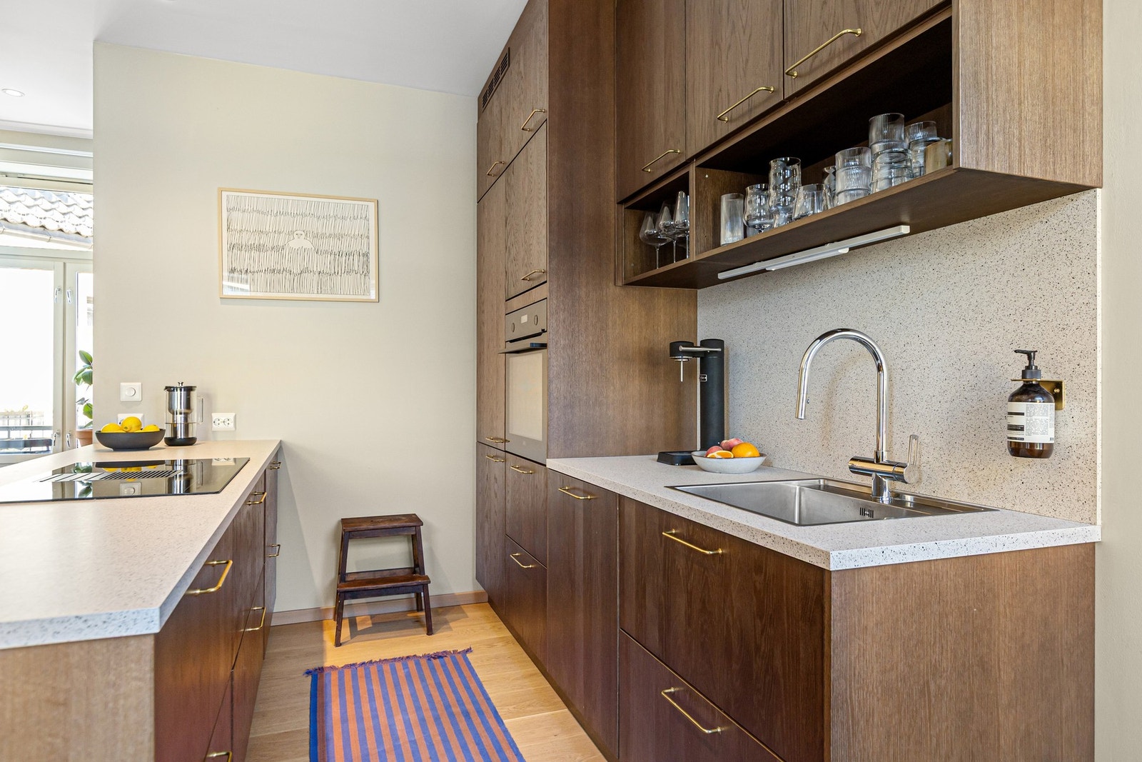 Induksjonstopp med kullfilterventilator, stekeovn, oppvaskmaskin og kjøl/frys er integrert i innredningen. Galleribilde