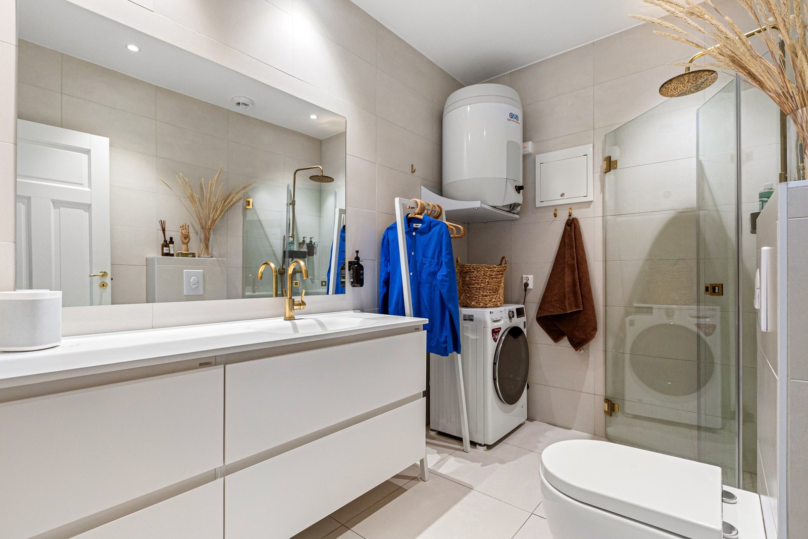 Badet ble oppusset i 2021 og fremstår moderne og praktisk med flislagte overflater og behagelig gulvvarme. Galleribilde