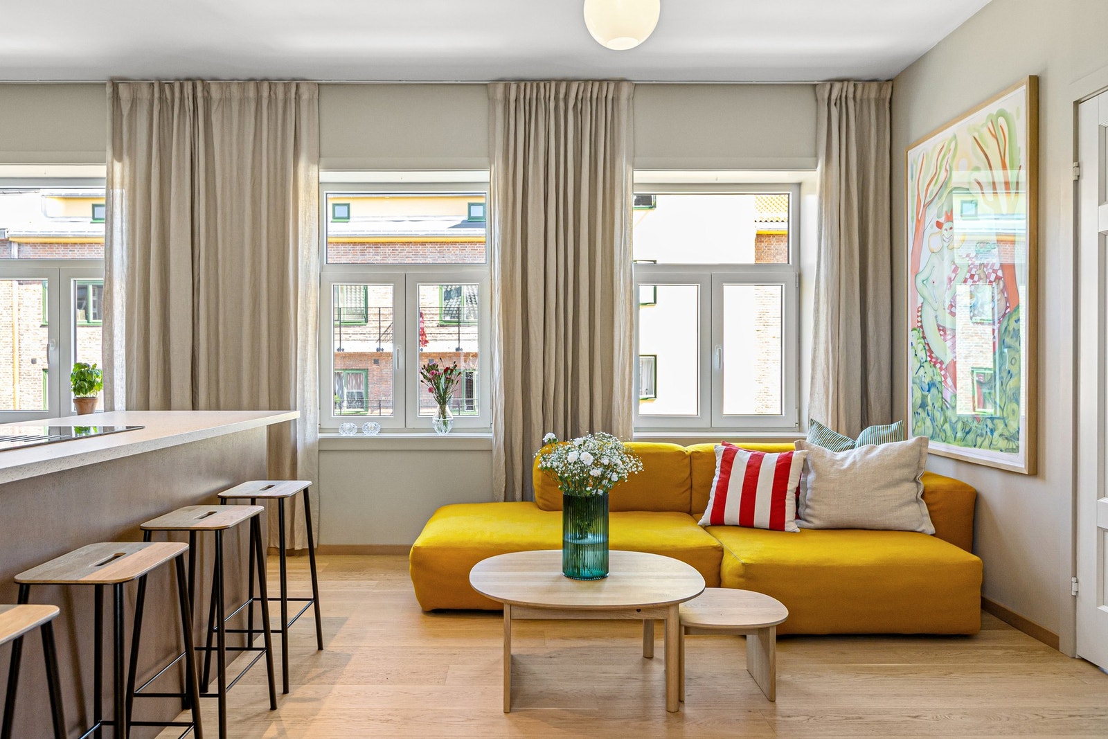 Velkommen til en lys og romslig 3-roms andelsleilighet beliggende høyt, fritt og solrikt i 4.etg, ut mot Dælenenggata. Galleribilde