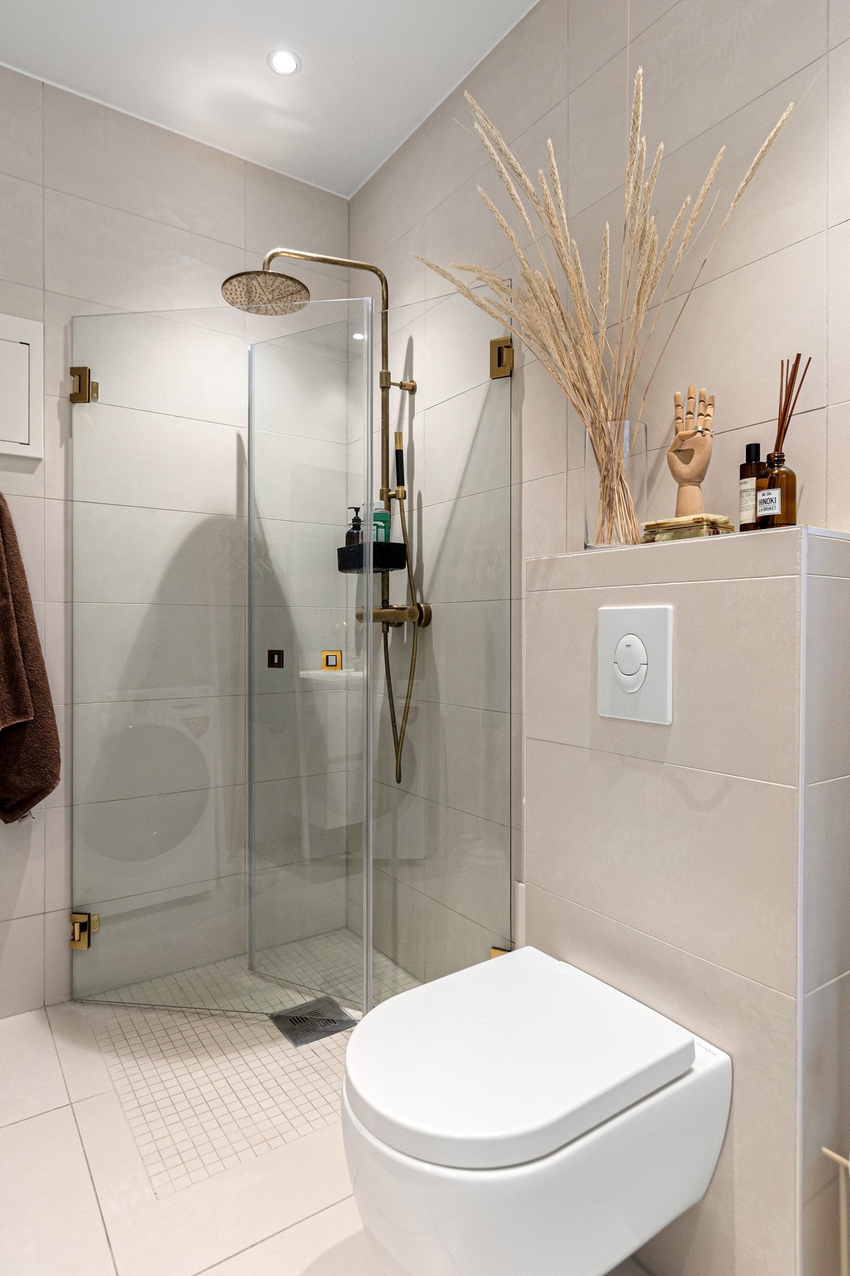 Baderomsinnredning består av benkeskap med glatte fronter og speil er montert over servant. Dusj med innfellbare dører i herdet glass gjør at man kan utnytte rommet optimalt. Galleribilde