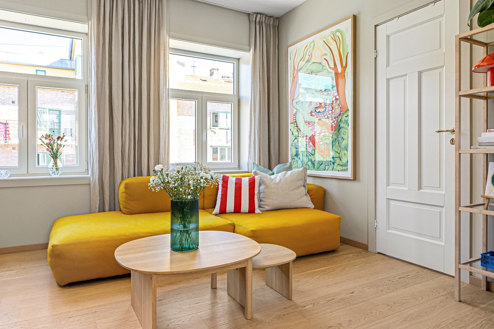 Stuen fremstår lys og romslig takket være rommets store vindusflater. Galleribilde