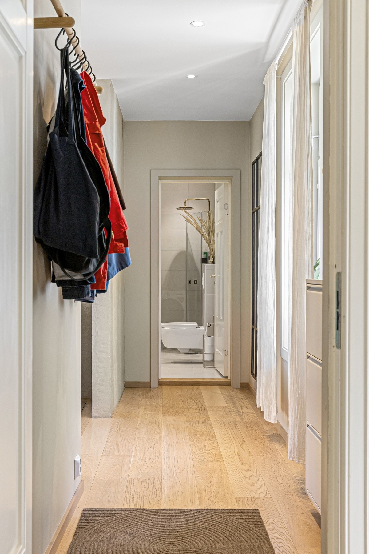 Entréen gir et godt førsteinntrykk av boligen med deres lysmalte vegger og enstavs parkett. Galleribilde
