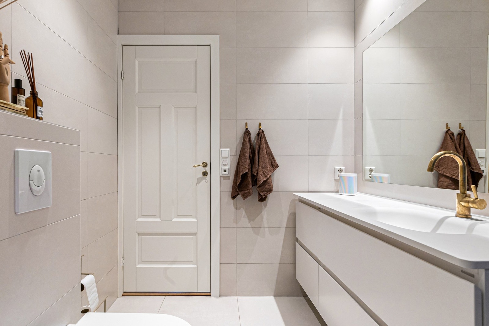 Det er videre vegghengt toalett og opplegg for vaskemaskin. Galleribilde