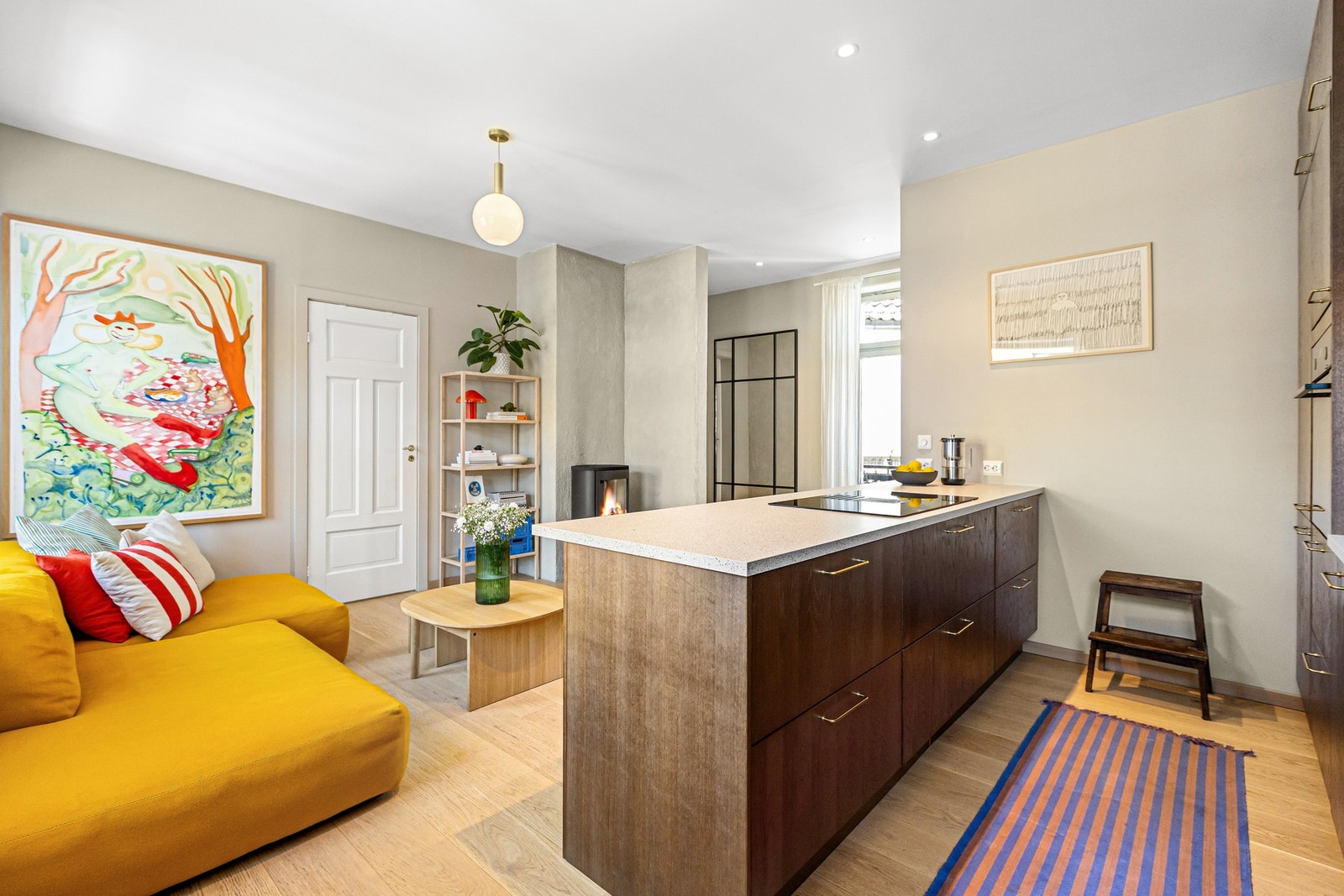 Det er god plass for innredning av sofagruppe med tilhørende møblement. Galleribilde