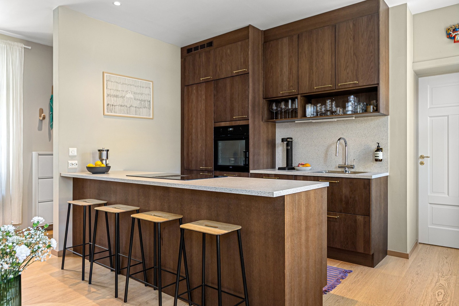 Kjøkkenøya har sitteplasser med barkrakker, ideelt for både måltider og sosiale stunder. Galleribilde