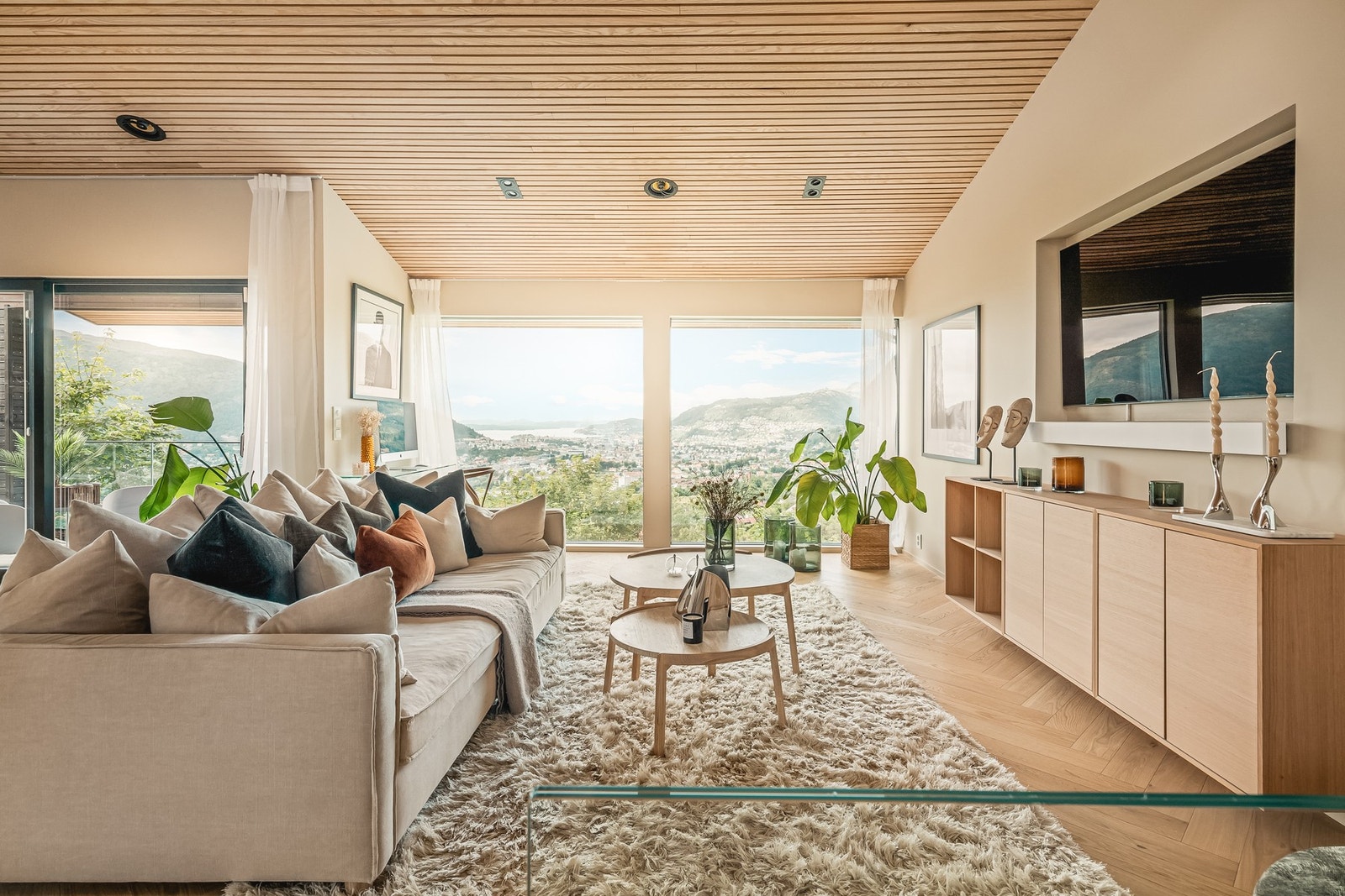 Legg merke til detaljene - himling kledd med spiler med downlights og integrert musikkanlegg Galleribilde