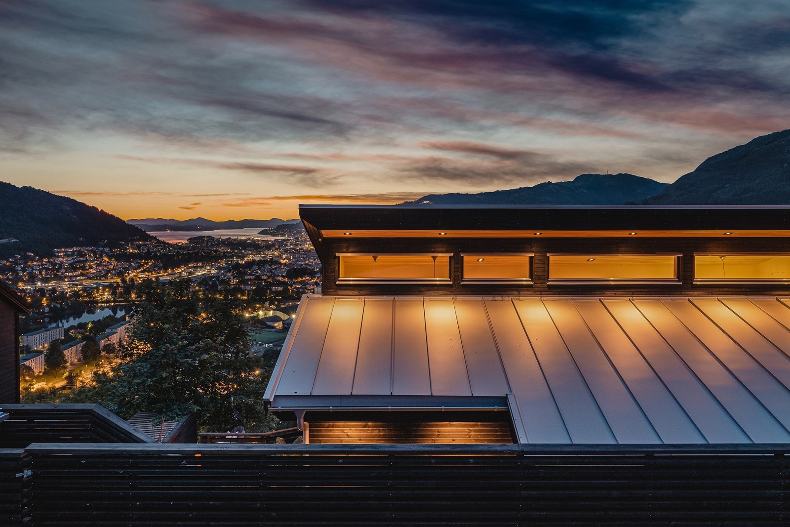 Nattlandsfjellet passer perfekt for deg som ønsker fantastisk utsikt, nydelige solforhold, kort vei til naturskjønne omgivelser - men likevel ikke så altfor langt unna sentrum. Galleribilde