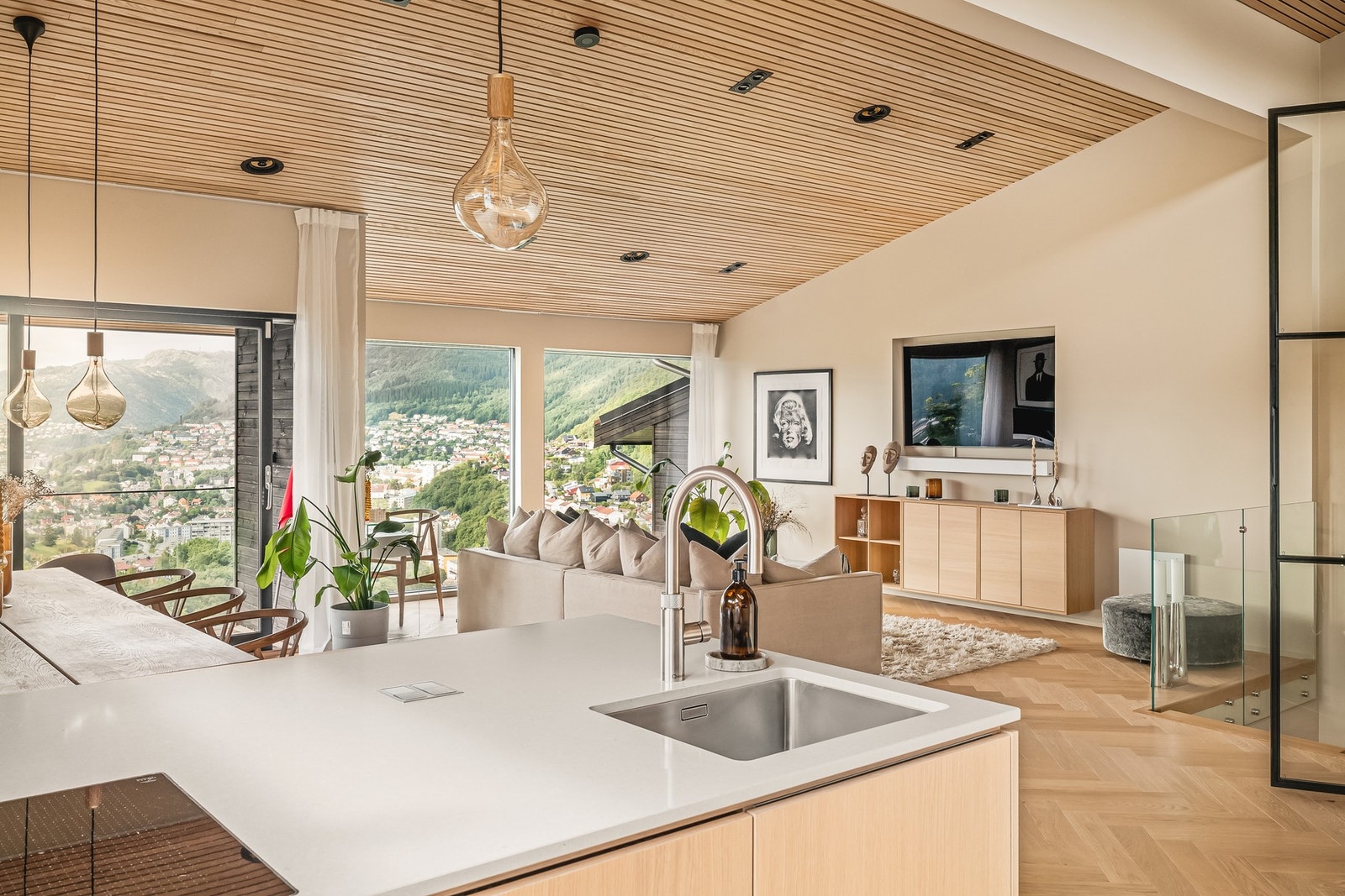 Stue/kjøkken måler hele 58,5 kvm. Galleribilde