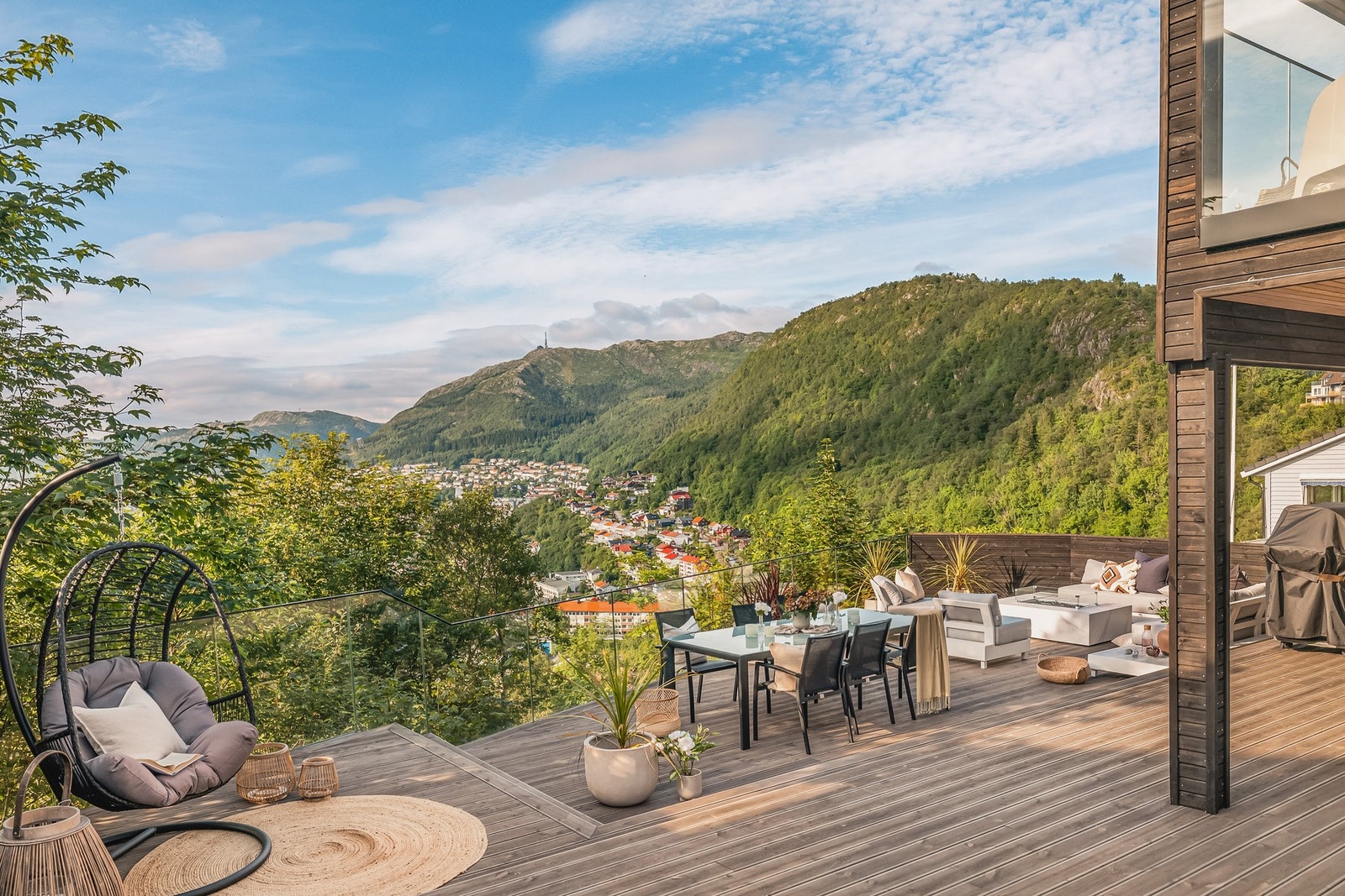 Nattlandsfjellet passer perfekt for deg som ønsker fantastisk utsikt, nydelige solforhold, kort vei til naturskjønne omgivelser - men likevel ikke så altfor langt unna sentrum. Galleribilde