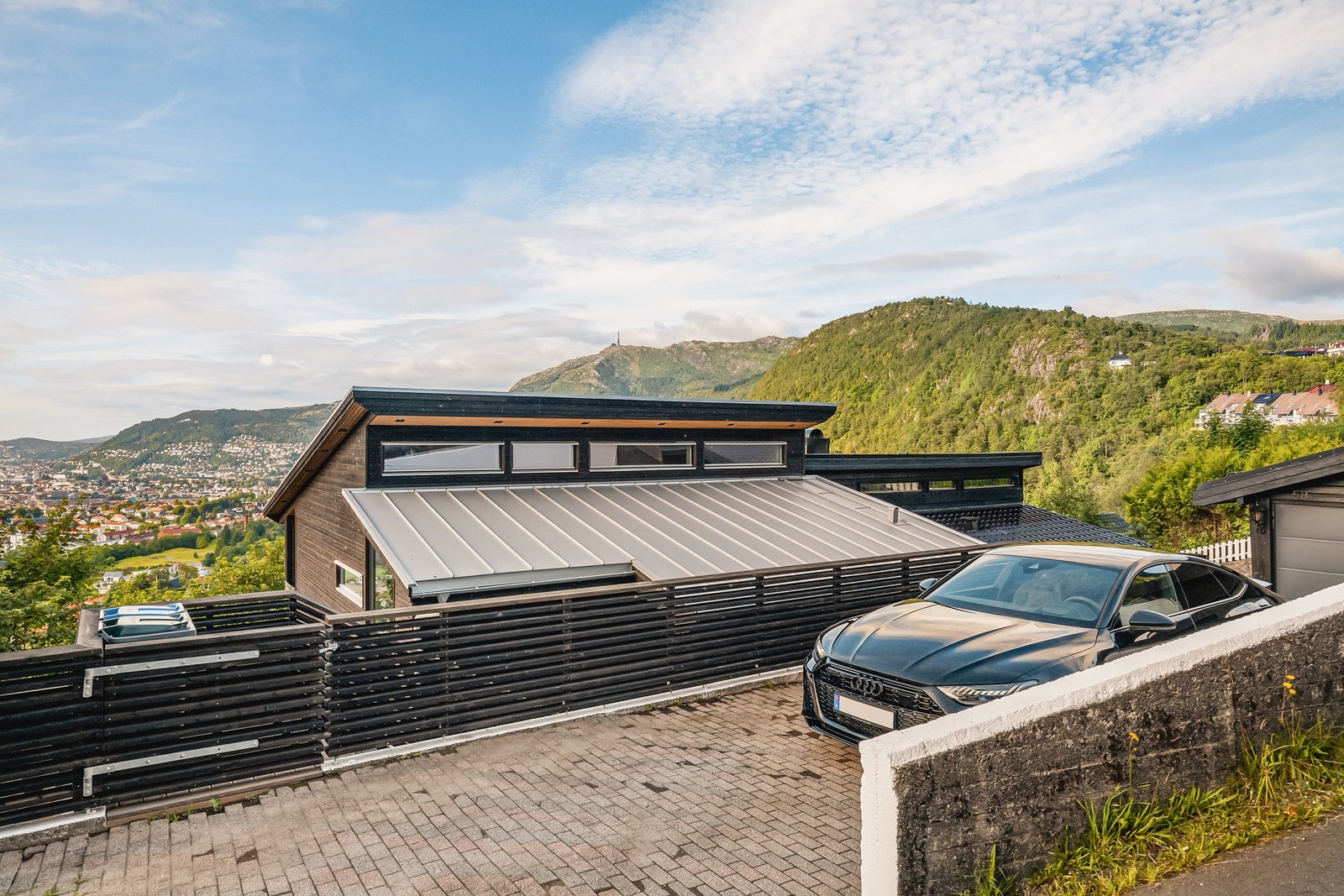 Det er også muligheter biloppstillingsplass foran garasjen. Galleribilde