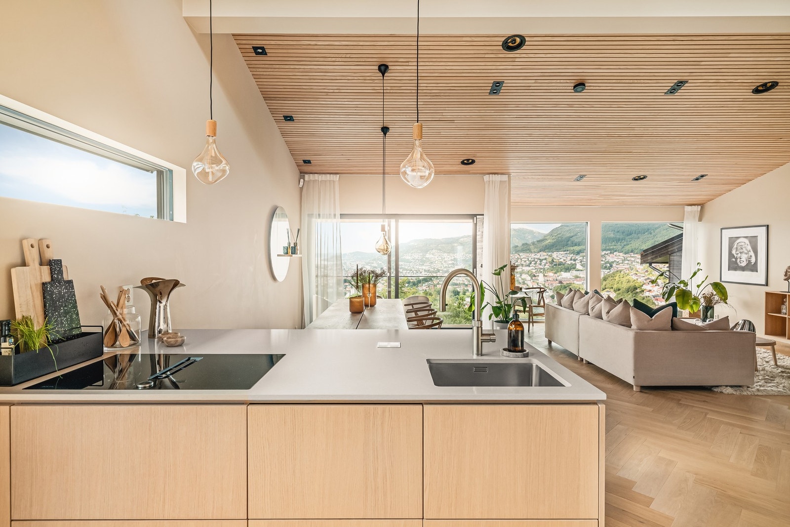 Alle hvitevarer fra NEFF. Cooker på blandebatteri. Temptech vinskap. Galleribilde