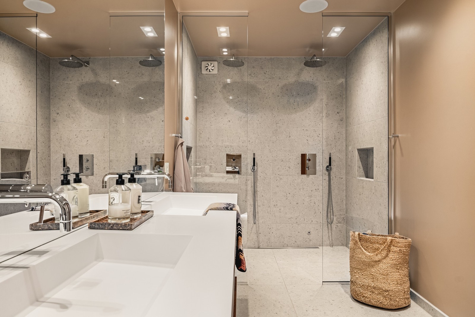 Eksklusive detaljer, som dobbel dusjnisje. Galleribilde