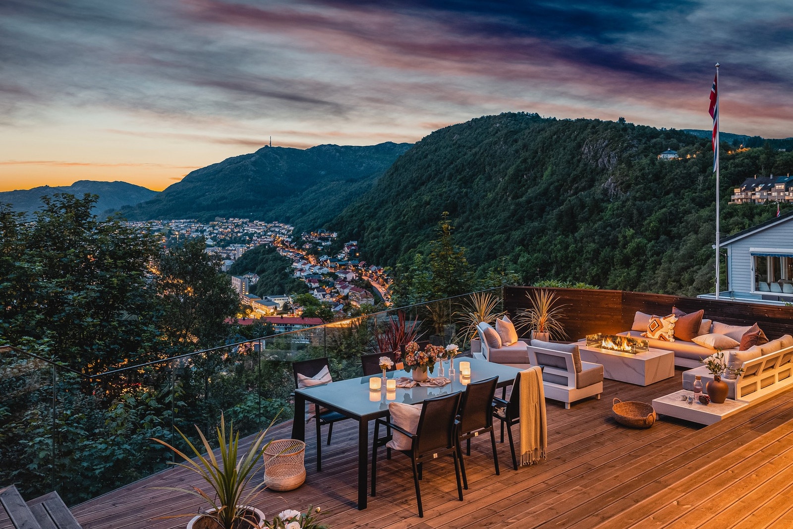 Arkitektonisk perle med fantastisk utsikt - totalrenovert med design og komfort i i toppklasse Galleribilde