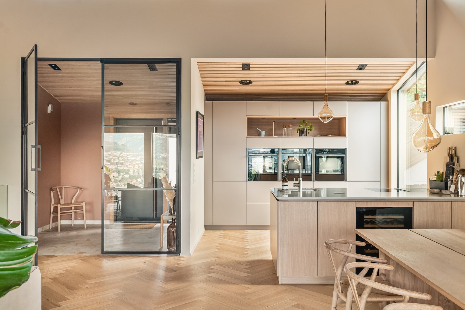 Kjøkkenet har godt med skap- og benkeplass noe som gjør kjøkkenopplevelsen til en drøm. Galleribilde