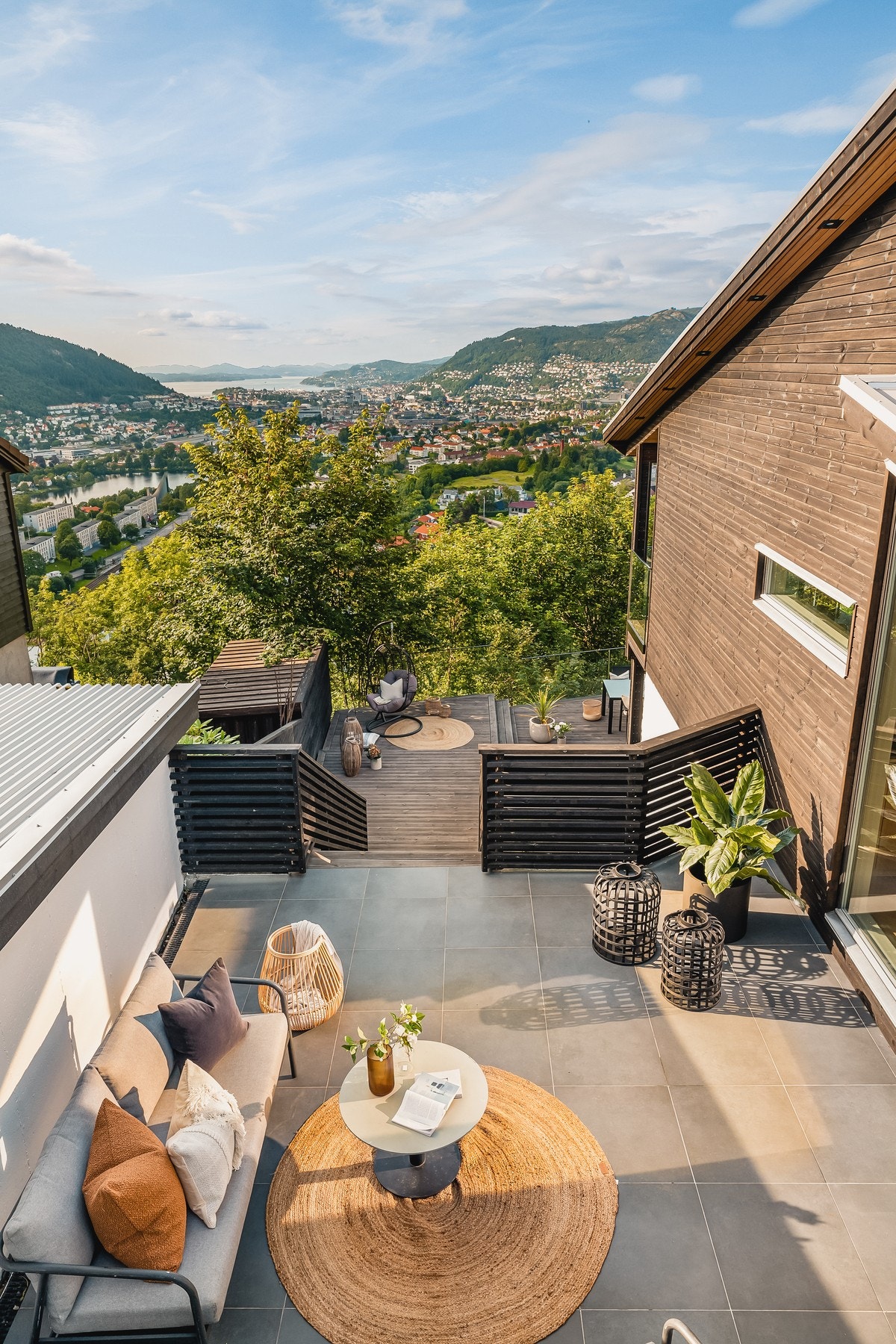 Kjøreturen til sentrum er unnagjort på ca. 15 minutter med bil og i underkant av 10 minutter til Haukeland. Galleribilde