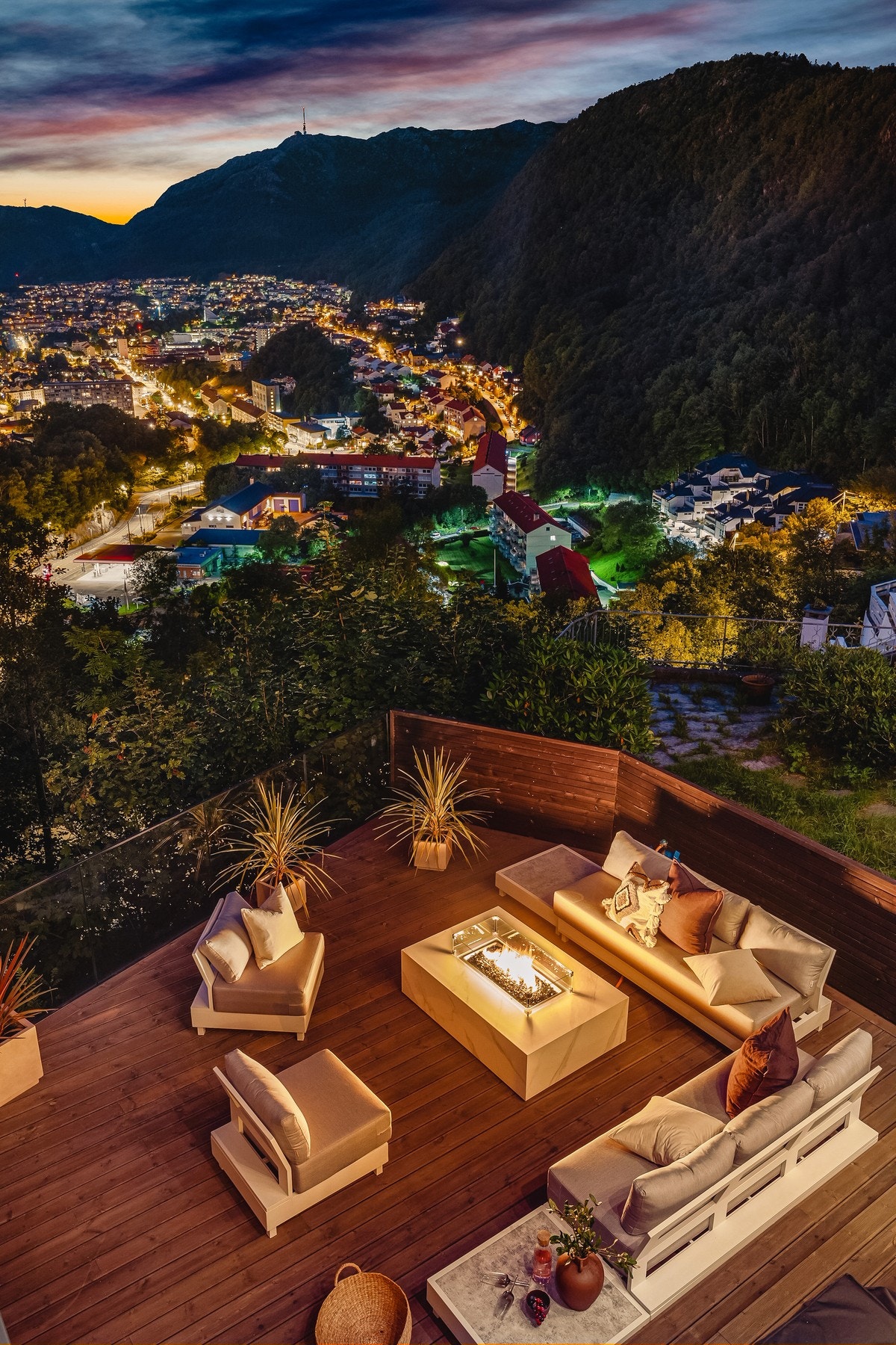 Det blant annet er etablert en stor terrasse i forkant av boligen, hvor det også er montert utvendig kjøkken-løsning. Her er det integrert vinskap og lagt opp rør for tilkobling av vask. Galleribilde