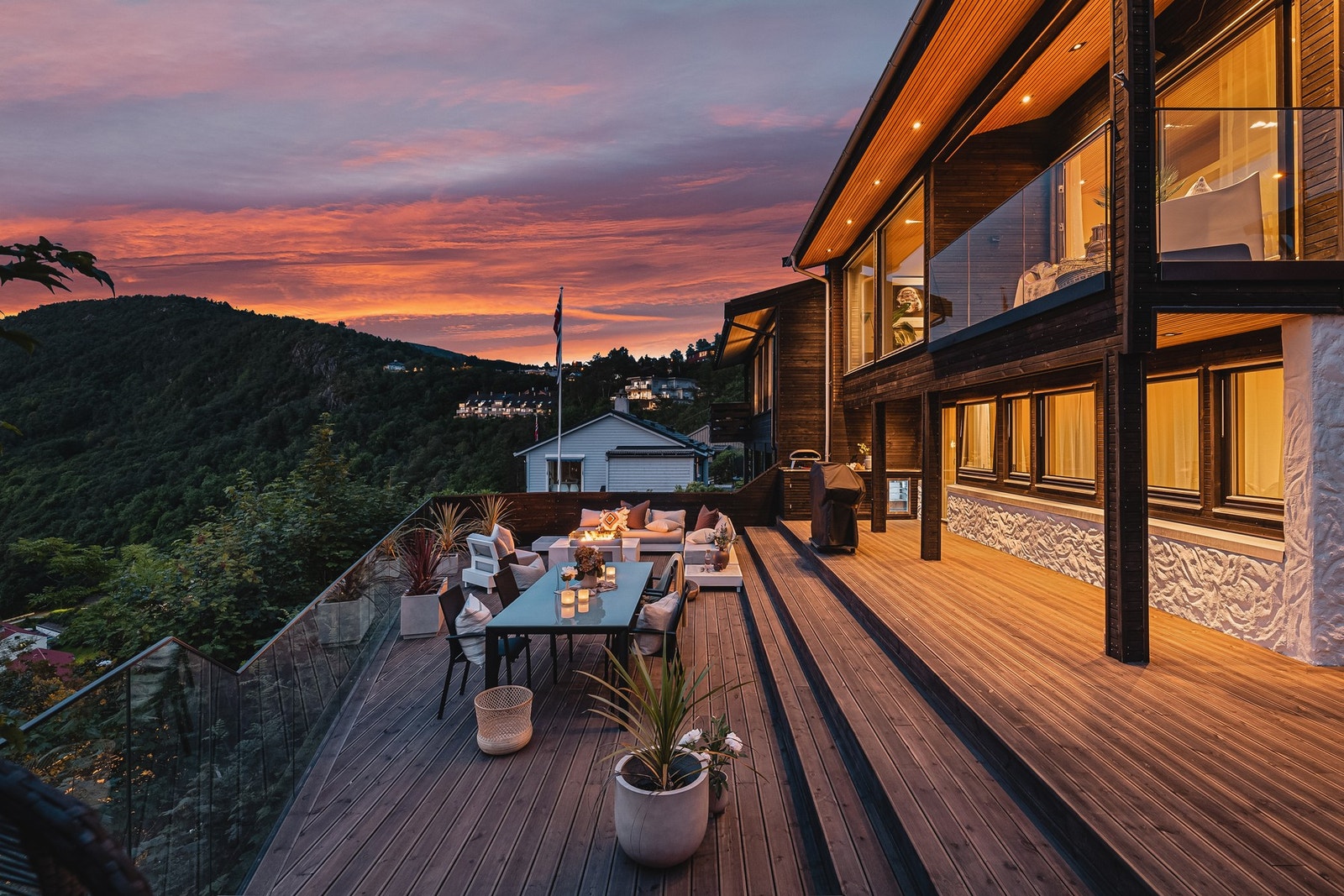 Boligen har flotte uteplasser, hvor en kan nyte fantastisk utsikt og utmerkede solforhold. Galleribilde