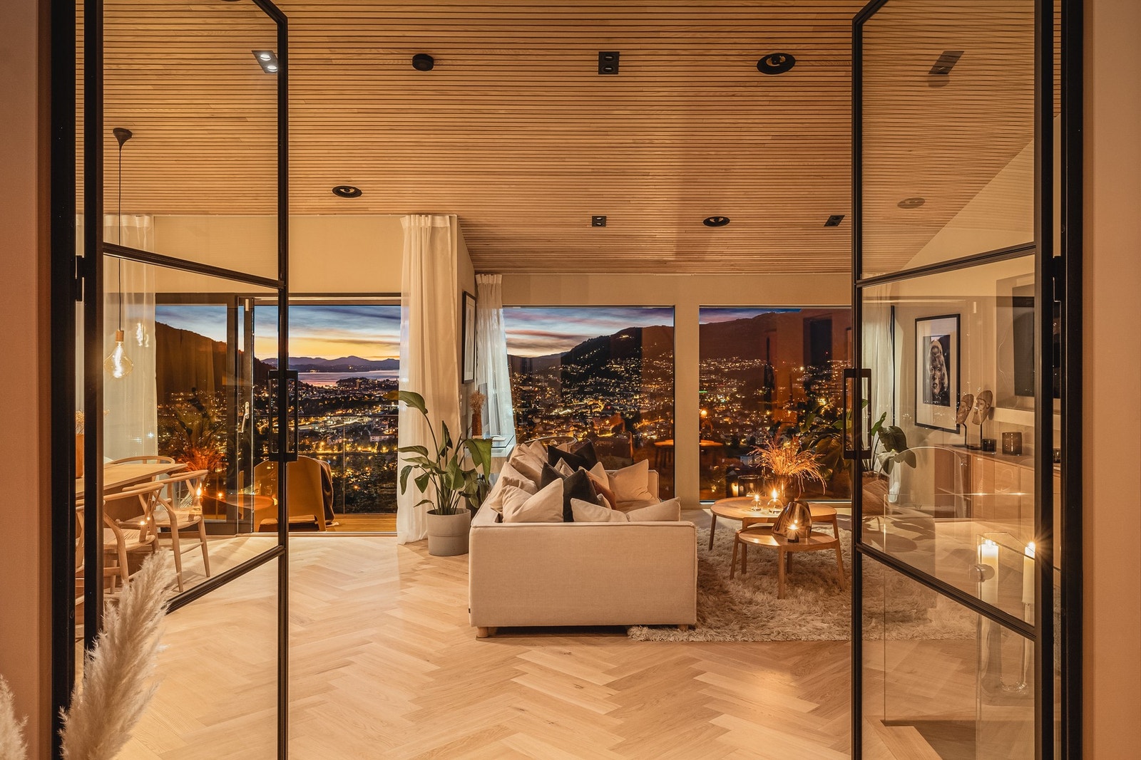 Eksklusiv fiskebeinsparkett som gir et gjennomført inntrykk. Galleribilde