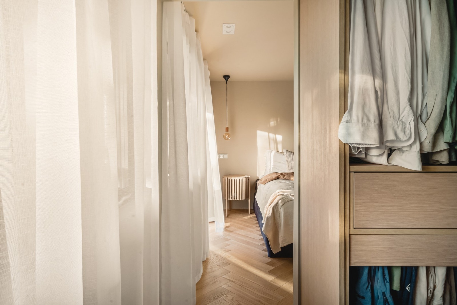 Hovedsoverommet ligger i tilknytning til omkledningsrom som opprinnelig har vært soverom nr. 3. Galleribilde