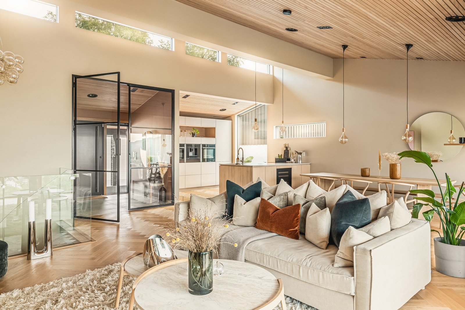 Rommet kan selvsagt innredes med stor spise- og sittegruppe. Galleribilde