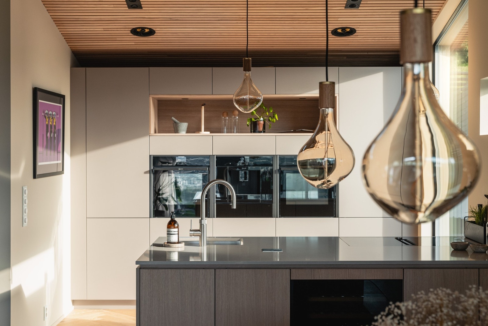 Her har vi innredning fra den anerkjente kvalitetsprodusenten Schmidt med glatte fronter og silstone benkeplate med underlimt kjøkkenvask. Galleribilde