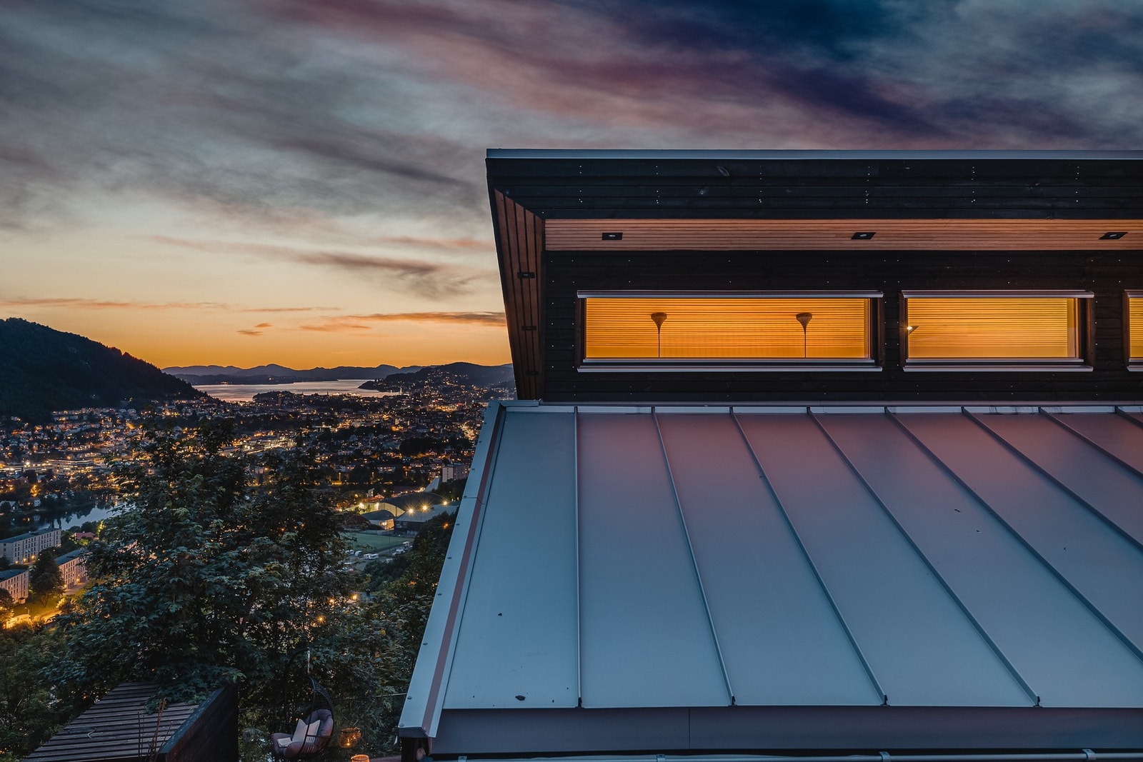 Det kan skiltes med blant annet nytt rør-i-rør system, nytt elektrisk opplegg med automatsikringer, nye vinduer, nytt tak, samt lydanlegg i hele huset. Galleribilde