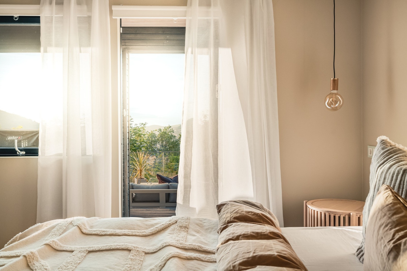 Fra hovedsoverommet er det egen utgang til uteplassen. Galleribilde