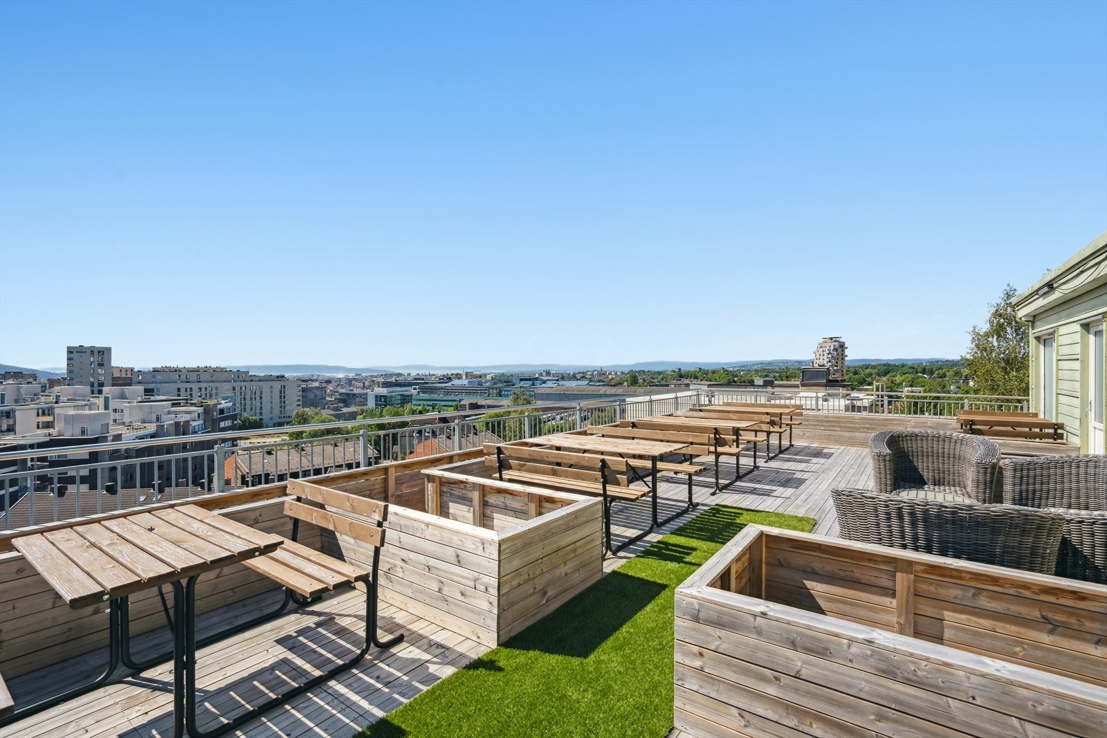 På toppen av bygget er det felles takterrasse som ble oppgradert 2022. Galleribilde