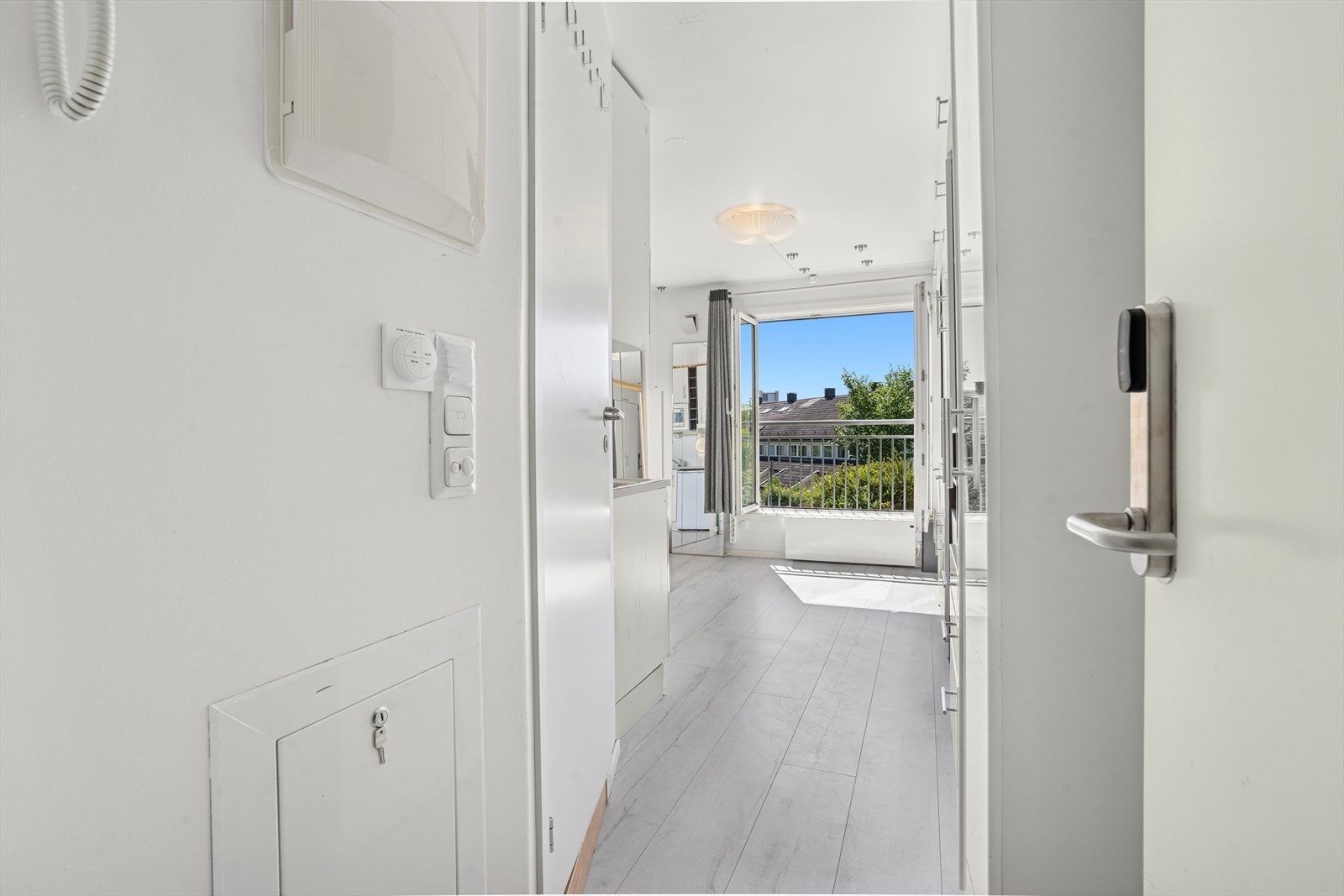 I det du åpner døren inn blir du møtt av en innbydende leilighet. Galleribilde
