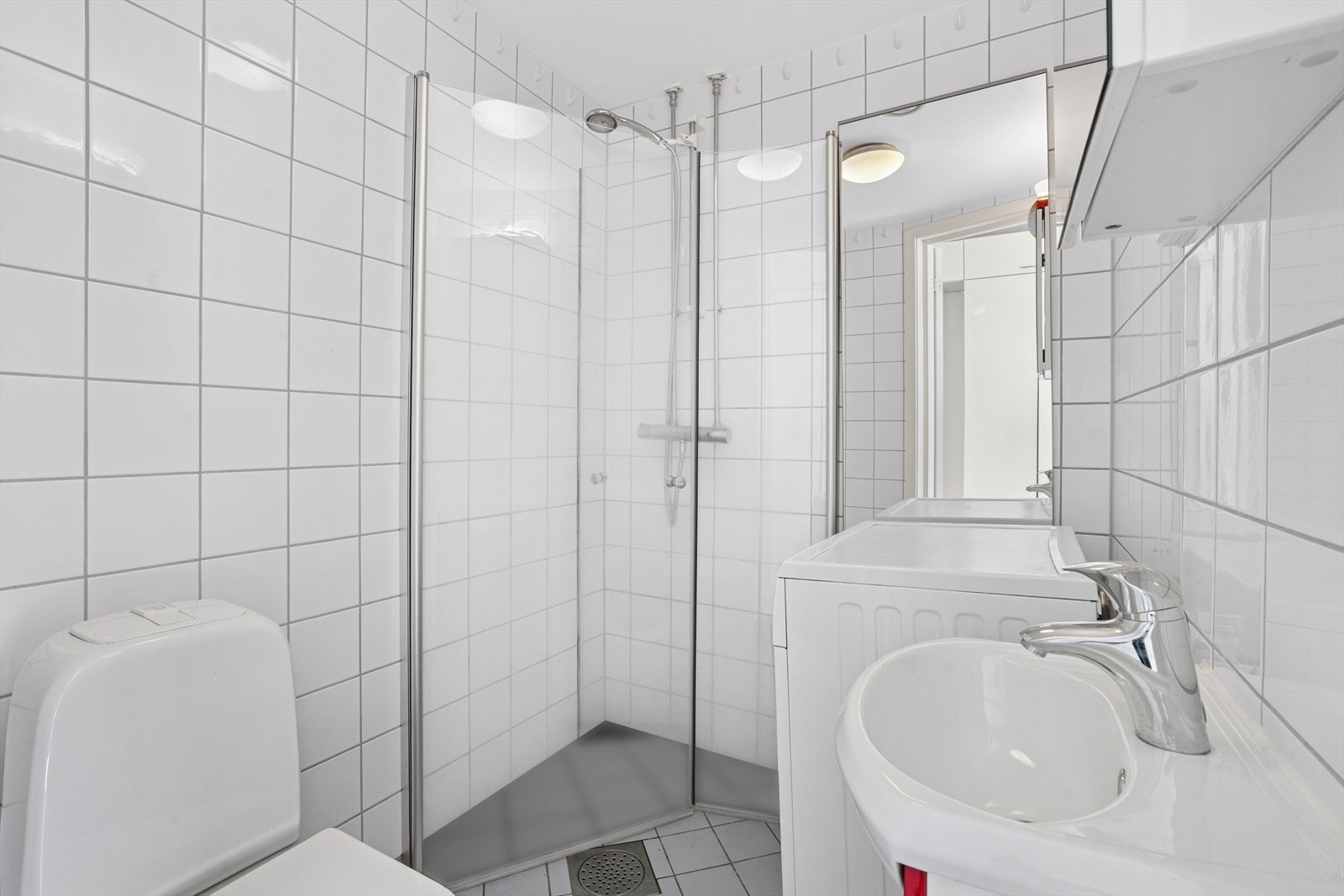 Det flislagte baderommet fra 2007 har varme i gulv. Baderommet har opplegg for vaskemaskin. Galleribilde