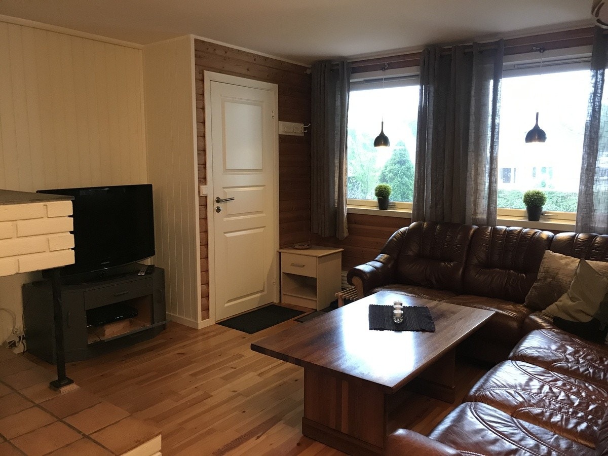 Stue med vinduer ut mot hagen Galleribilde