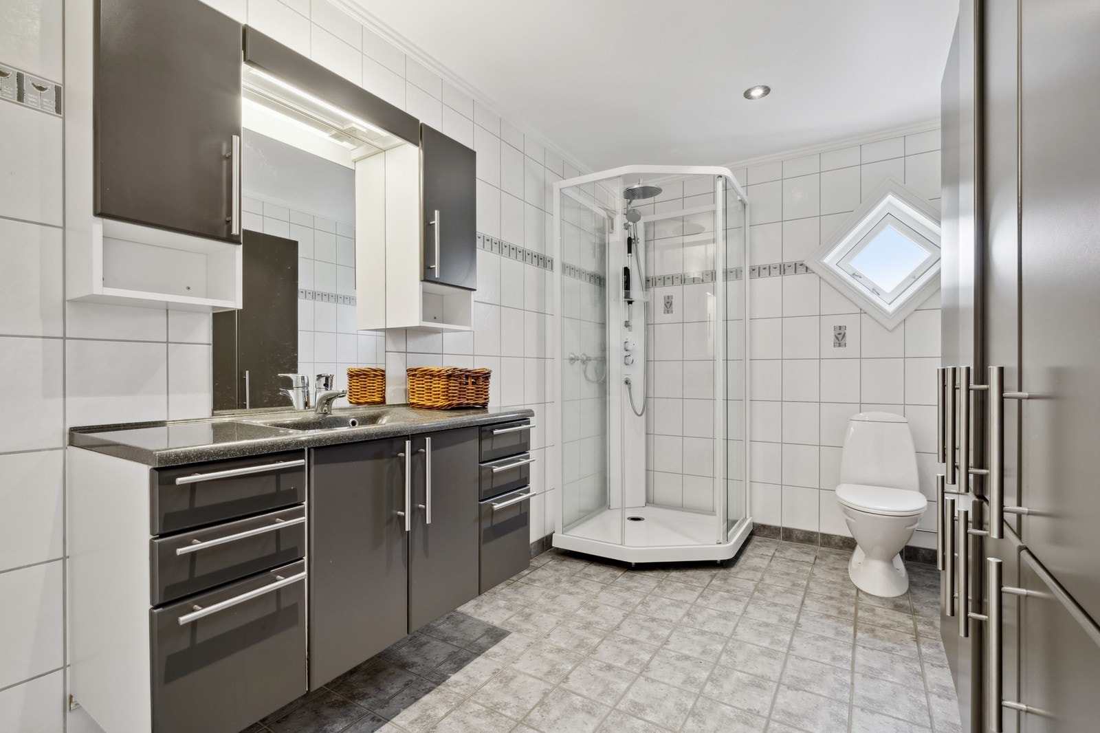 Stort bad med dusjkabinett og god skapplass Galleribilde