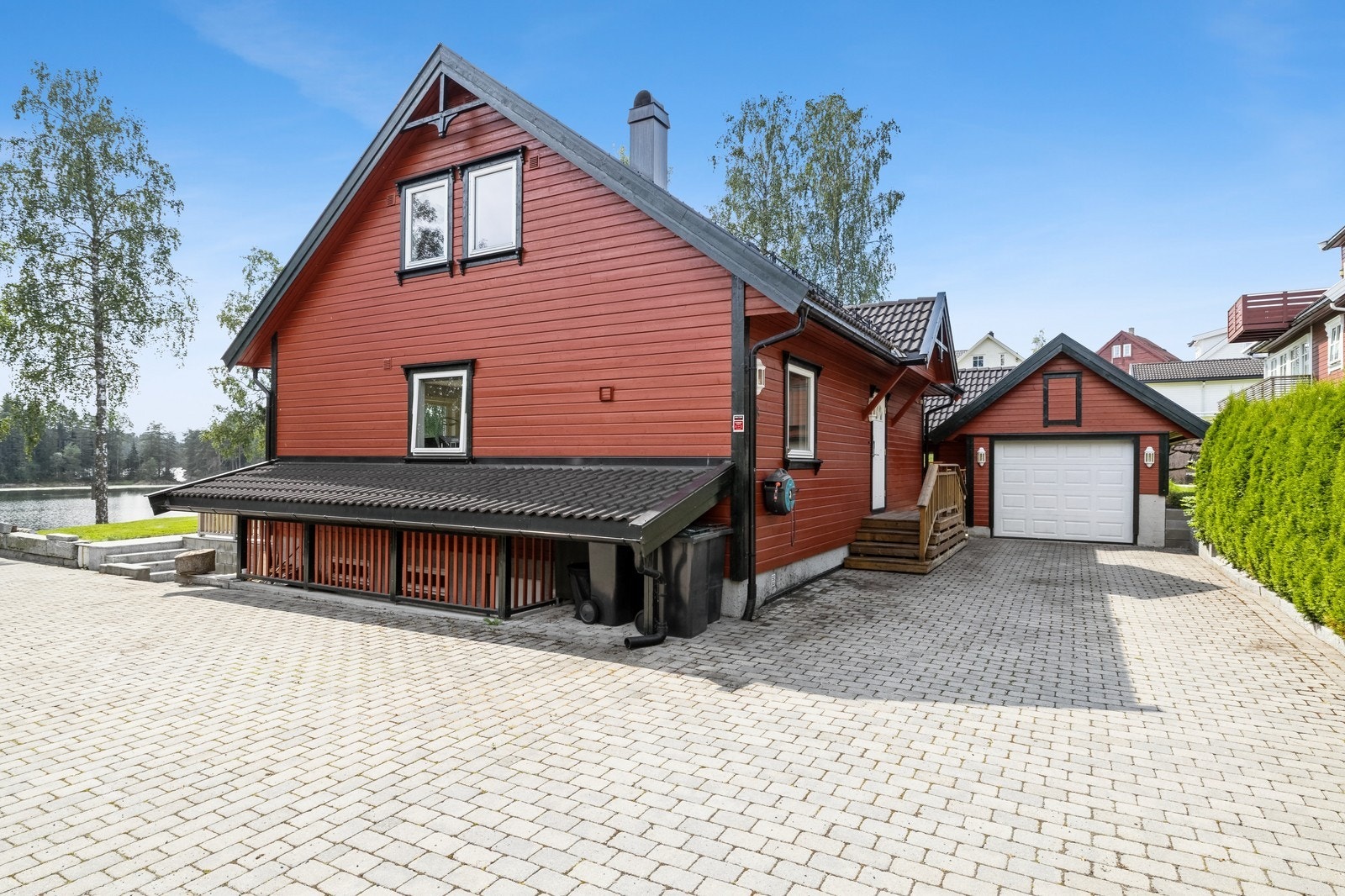 Garasje og stor uteplass Galleribilde