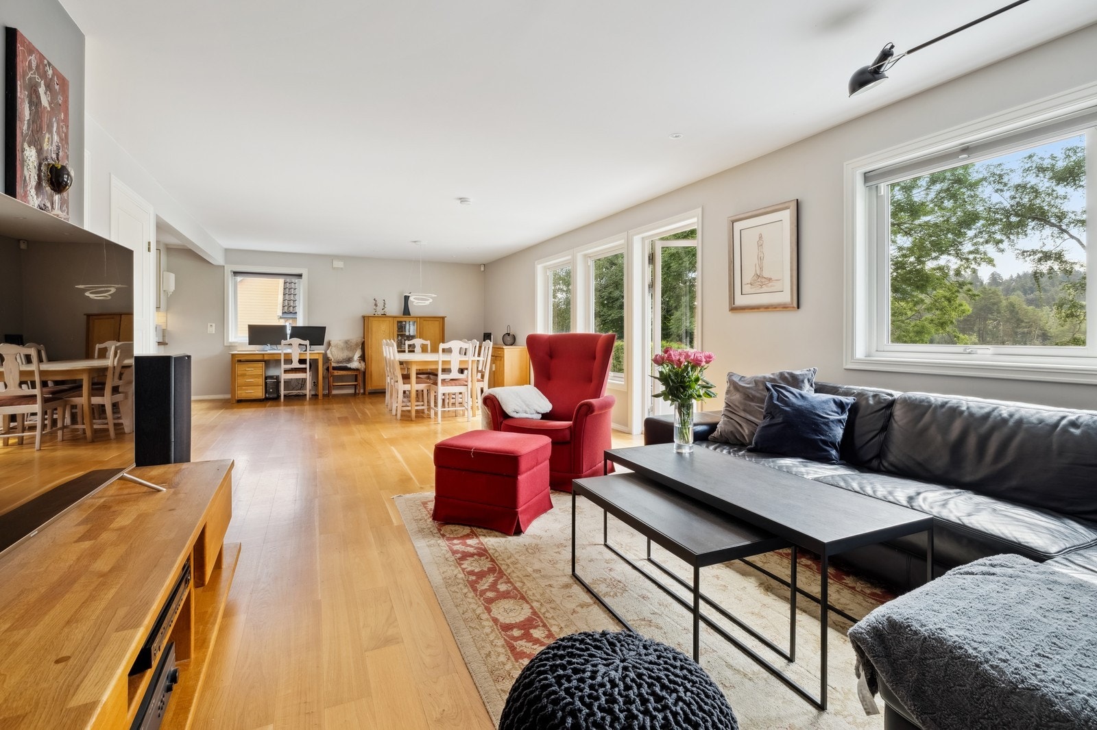 Store vindusflater som gir god belysning Galleribilde