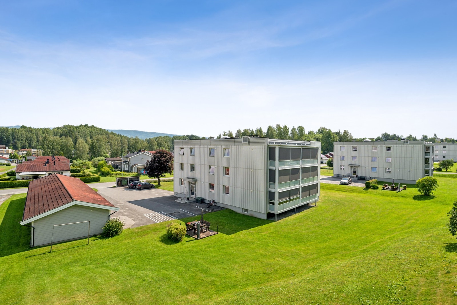 Velholdt borettslag med store grøntarealer, hyggelige fellesplasser og rolige omgivelser - perfekt for deg som ønsker et trygt og fredelig bomiljø. Her bor du med kort vei til skole, barnehage, Hønengata og kollektivtilbud. Galleribilde